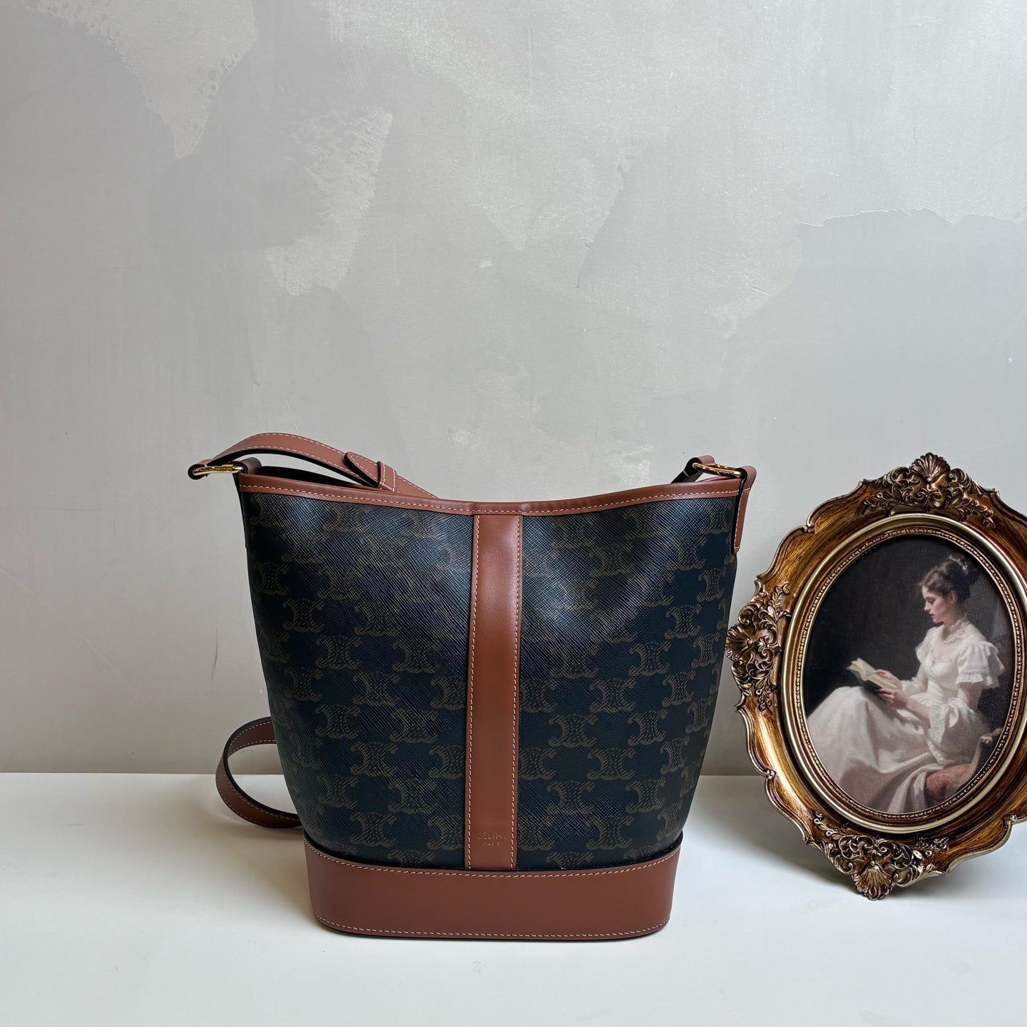 Celine Vintage Bucket Bag Shoulder Bag 99% New Size: 18x22 Leather Material