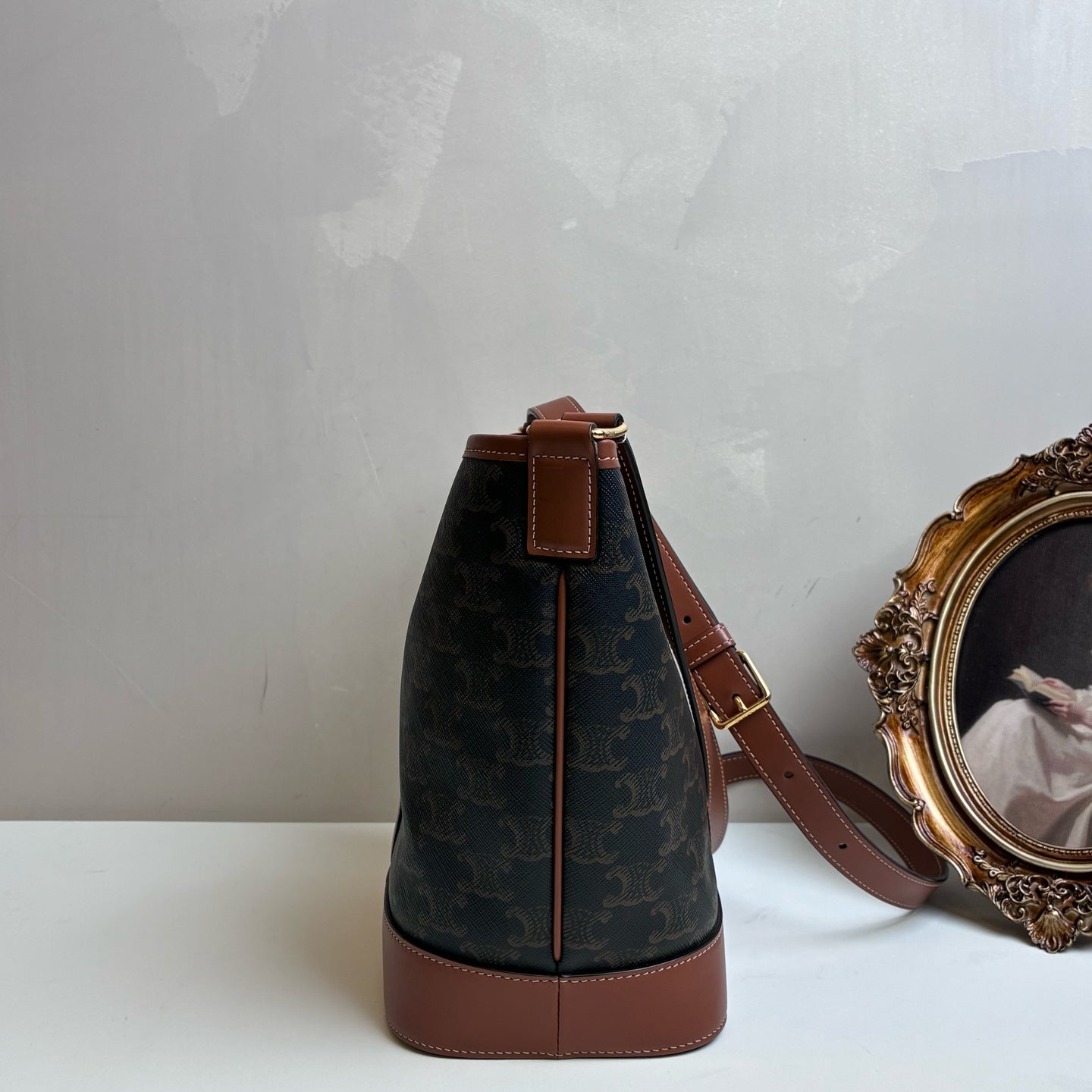 Celine Vintage Bucket Bag Shoulder Bag 99% New Size: 18x22 Leather Material
