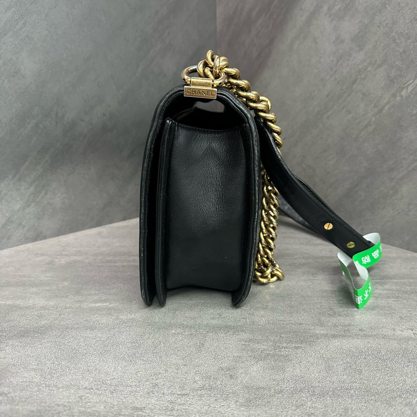 Chanel Leboy medium-large size black gold lambskin chain bag, 19-series serial number, structured shape, clean interior