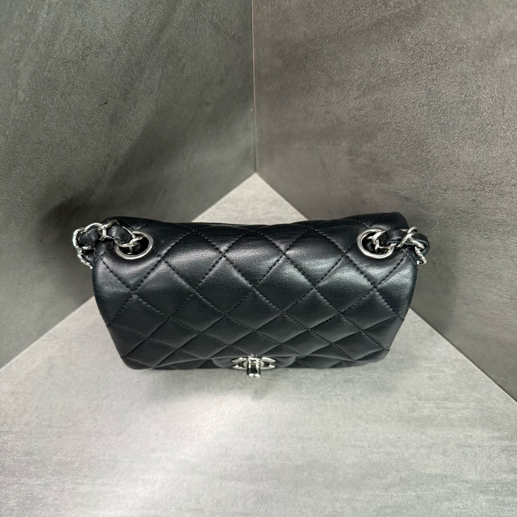 Chanel Fang Chubby black silver sheepskin 26 open strap card in original color