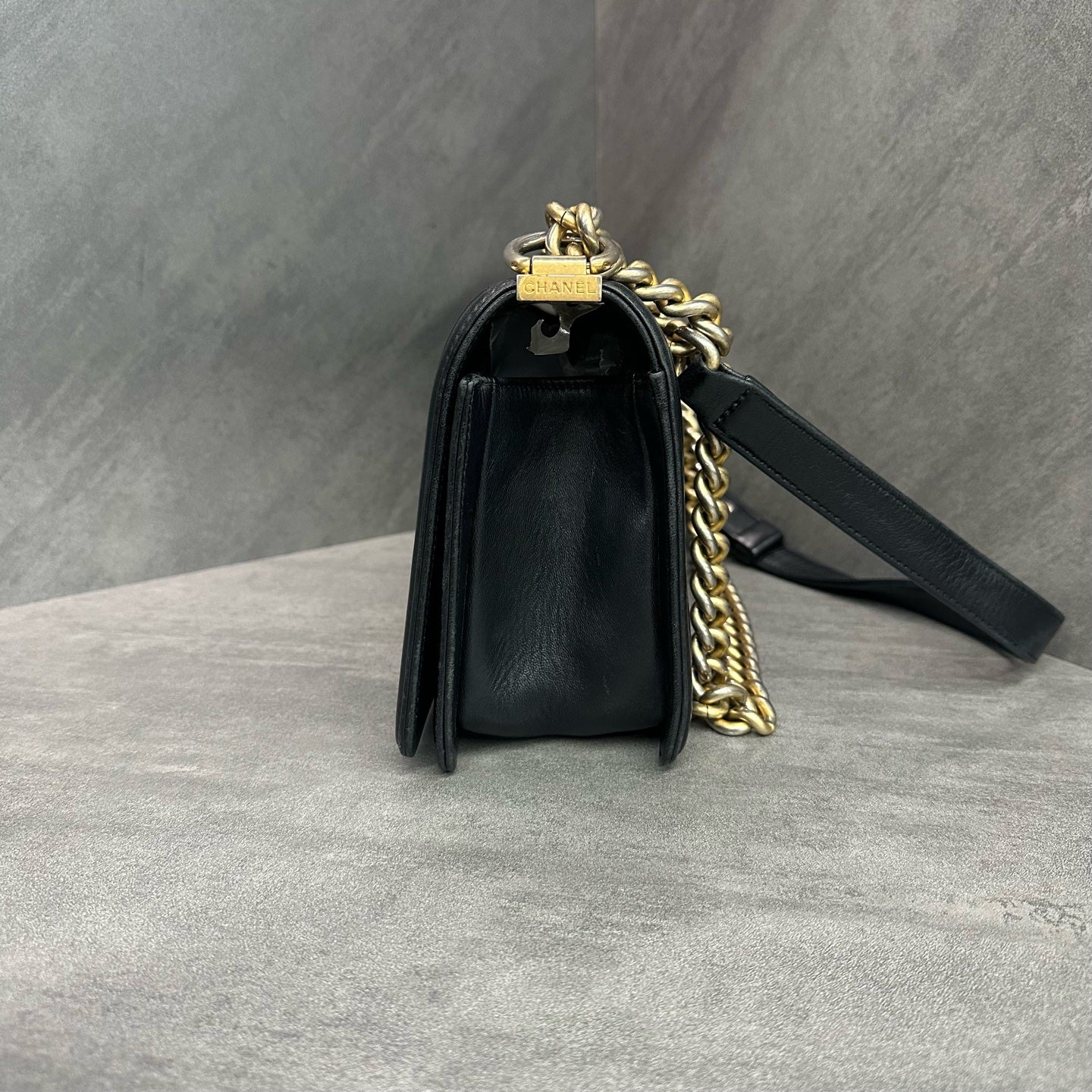 Chanel leboy medium-sized black gold sheepskin chain bag, 24-opening type, three-dimensional inside clean