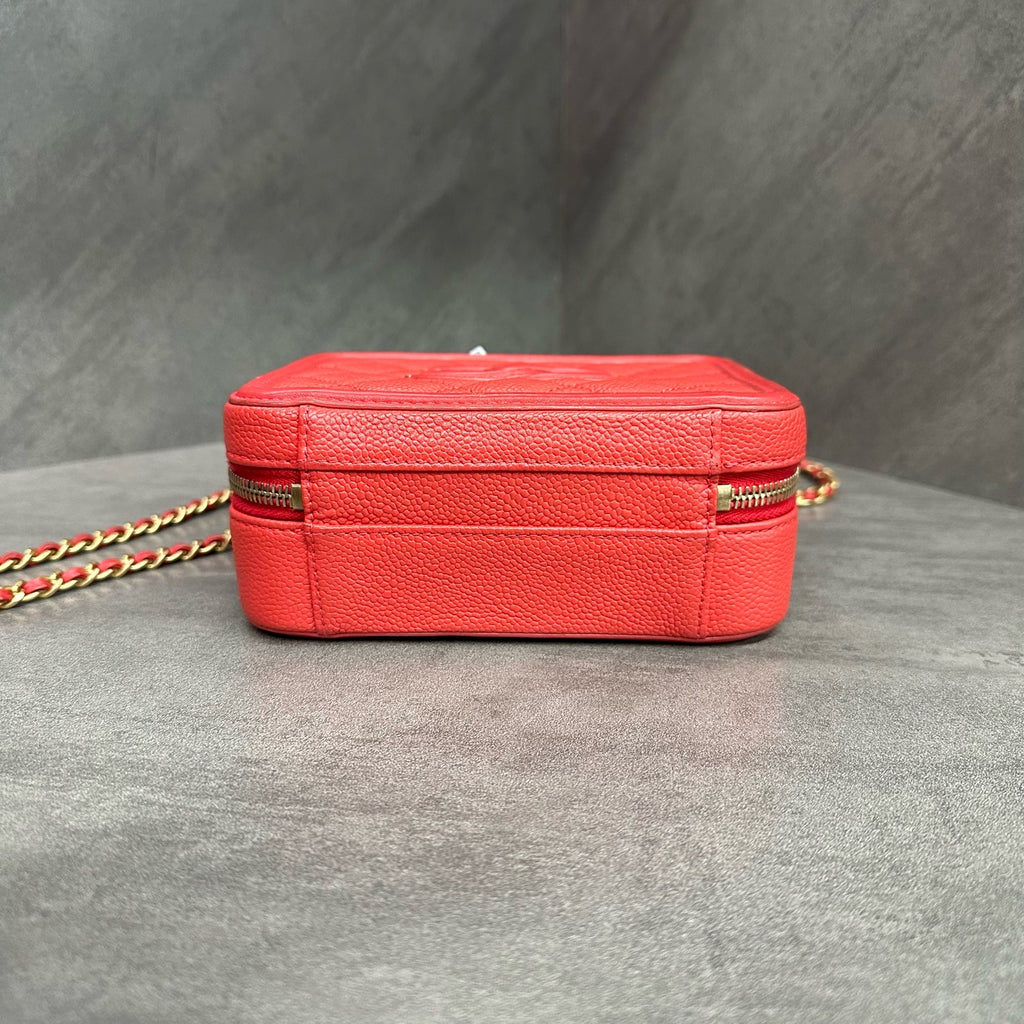 Chanel Vanity Case camera bag, small size, red diamond-patterned, lychee cowhide, gold buckle, 27 opening, strap card