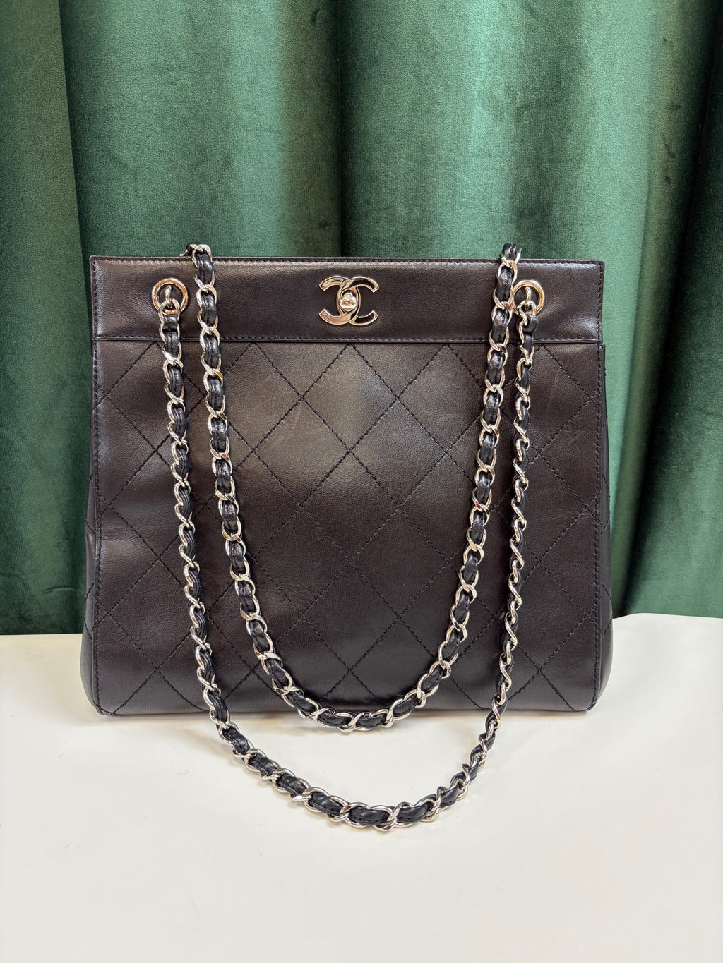 CHANEL Black and Silver Glossy Surface Piano Score Tote Chain Bag 99% New Pre-owned Bag Five Openings