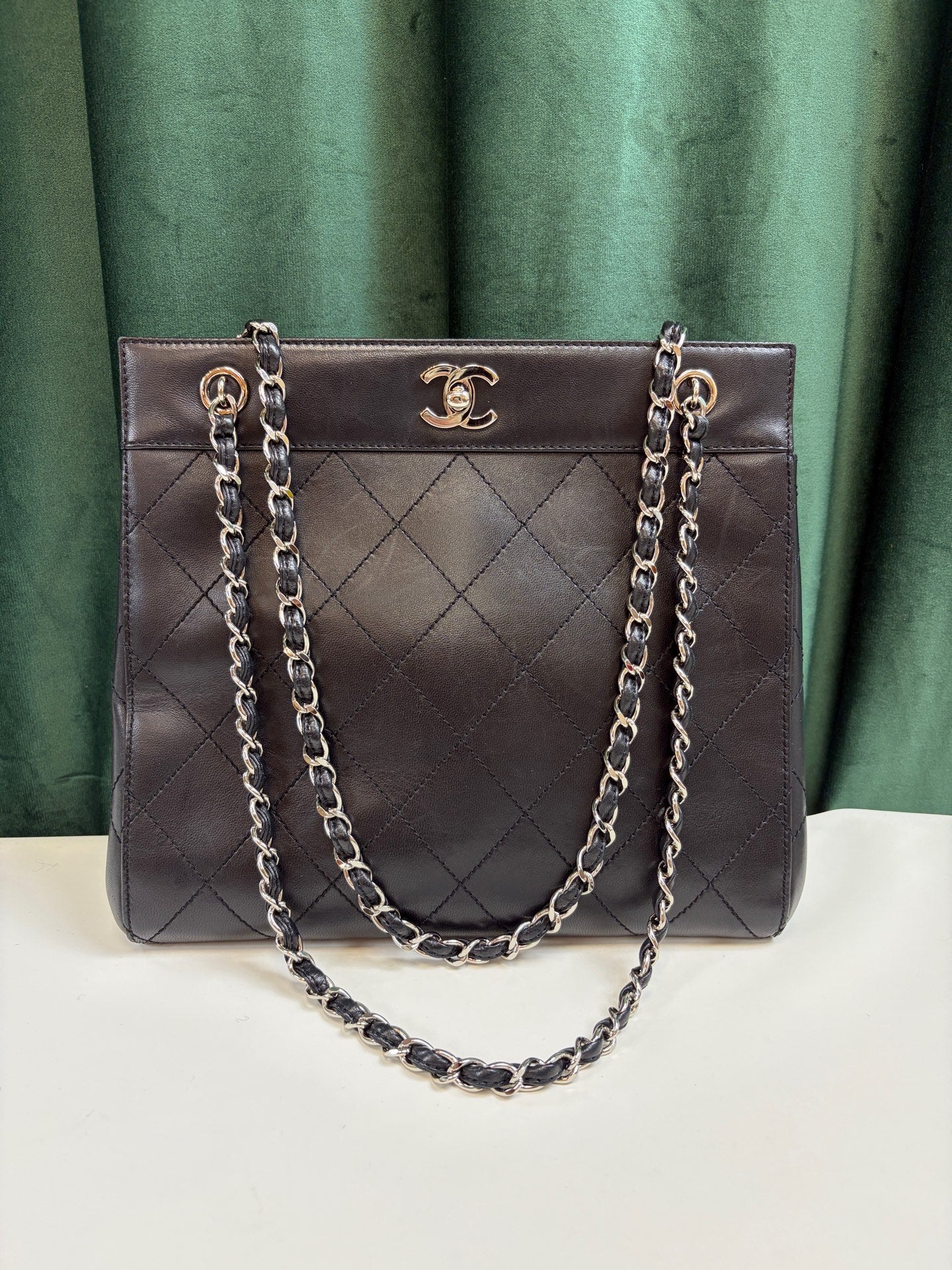 CHANEL Black and Silver Glossy Surface Piano Score Tote Chain Bag 99% New Pre-owned Bag Five Openings