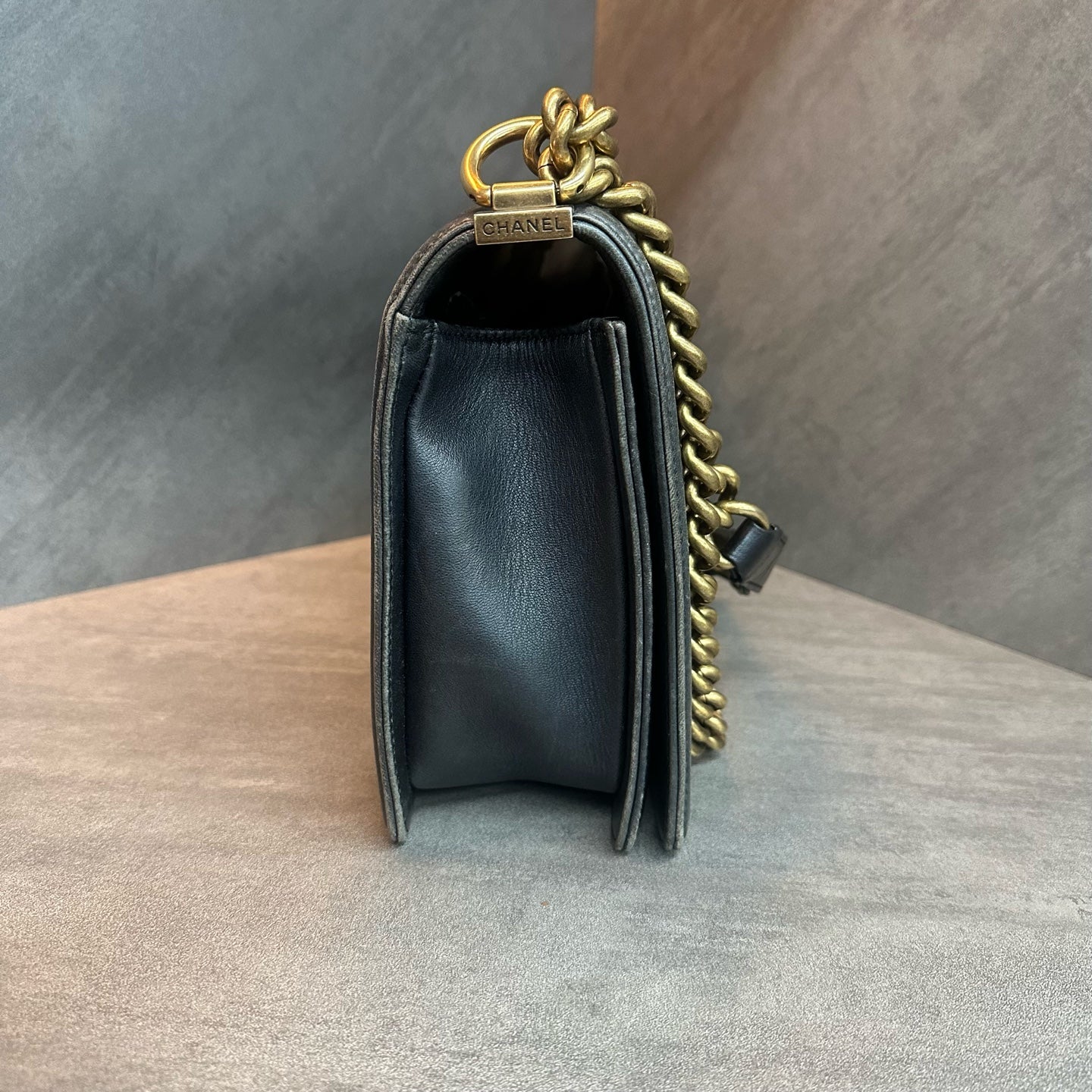 Chanel leboy medium-large size black and gold sheepskin chain bag, 19 series