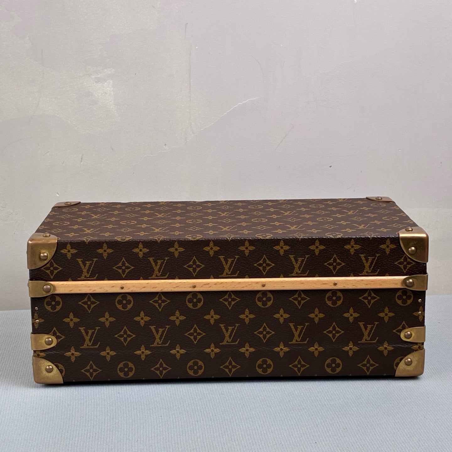 LV Louis Vuitton 99% New 2020 Brown Monogram Hard Case Decorative Box with Full Monogram Print and Wooden Bottom. Suitable for storage, display, and collection. Exquisite craftsmanship in details.