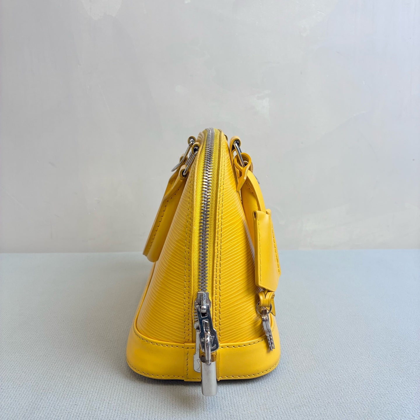 LV/Louis Vuitton Yellow Ripple Leather Shell BB Size 24*17.5 Year 2013 98% new One lock with two keys