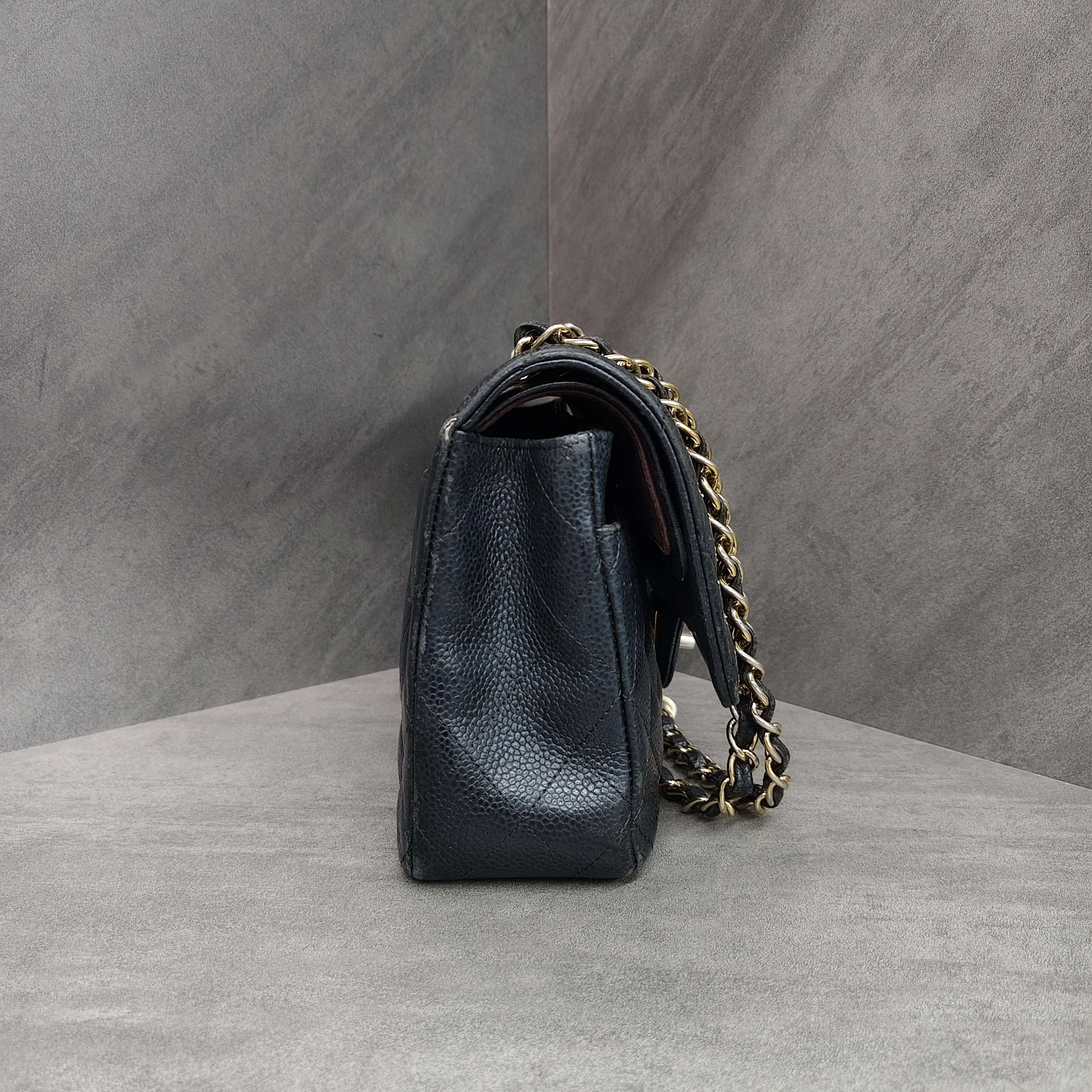 Chanel / Chanel Medium Black Gold Litchi Leather 18 Opening Without Card