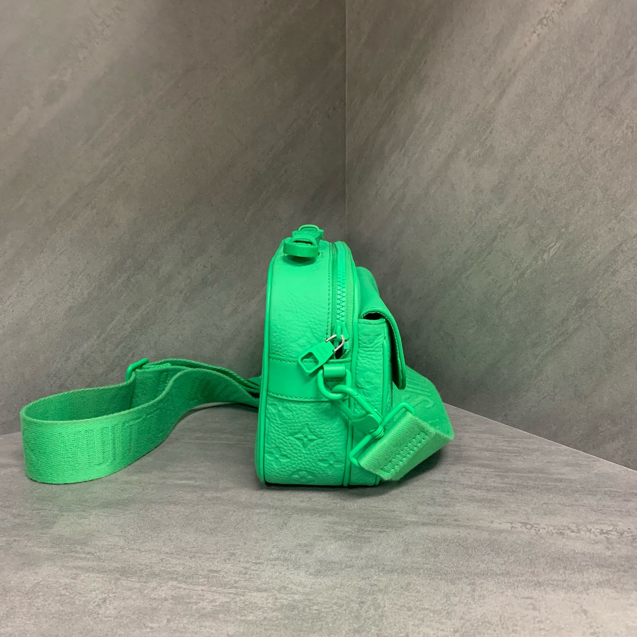 LV green messenger shoulder bag, full set from 2022, complete set, can't be bought even with the original price of 24,000.