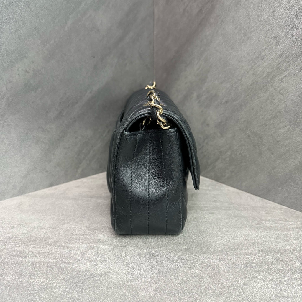 Chanel /Chanel Black gold V-patterned sheepskin large mini chain crossbody bag, 26 kai