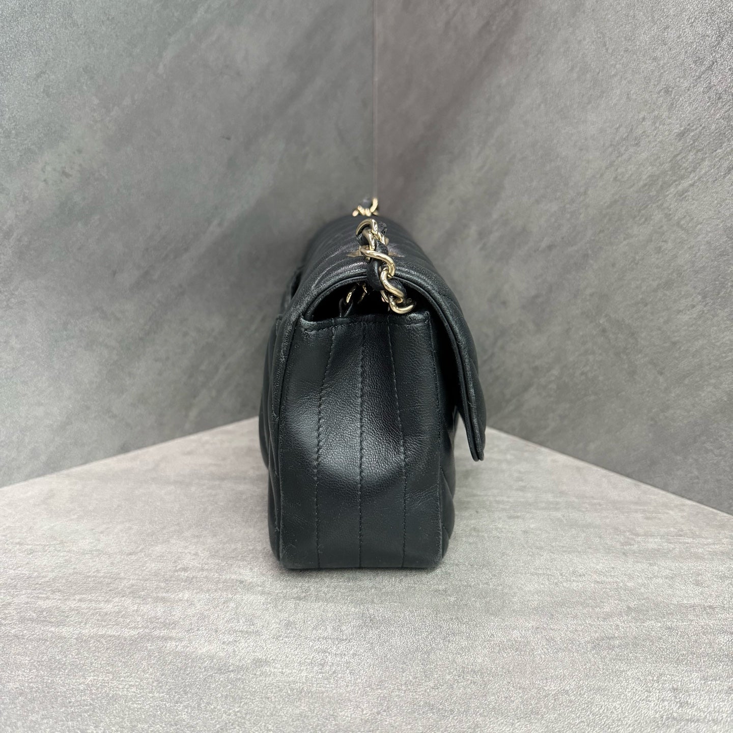 Chanel /Chanel Black gold V-patterned sheepskin large mini chain crossbody bag, 26 kai