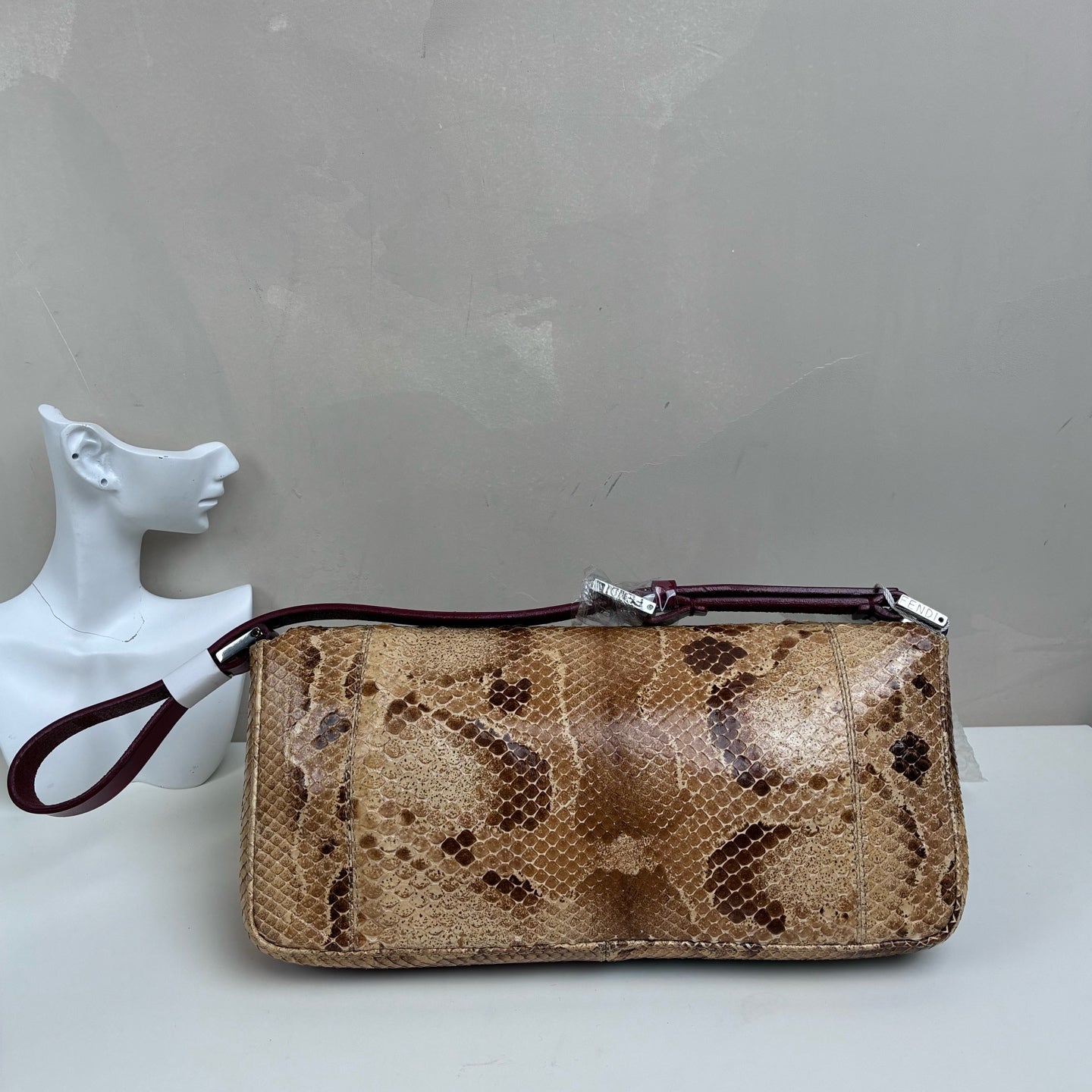 Fendi Snake Skin Silver Rod Baguette Handbag, with a bottom size of 26*12 cm. Classic baguette style, featuring snake skin combined with a red shoulder strap and a silver rod design.