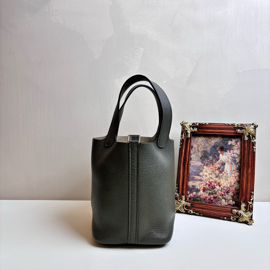 Hermes / Hermès Garden Party 18 P刻 in 99% new condition   Dimensions: 18 x 13 x 18 cm   Color: Gray Green   Includes lock