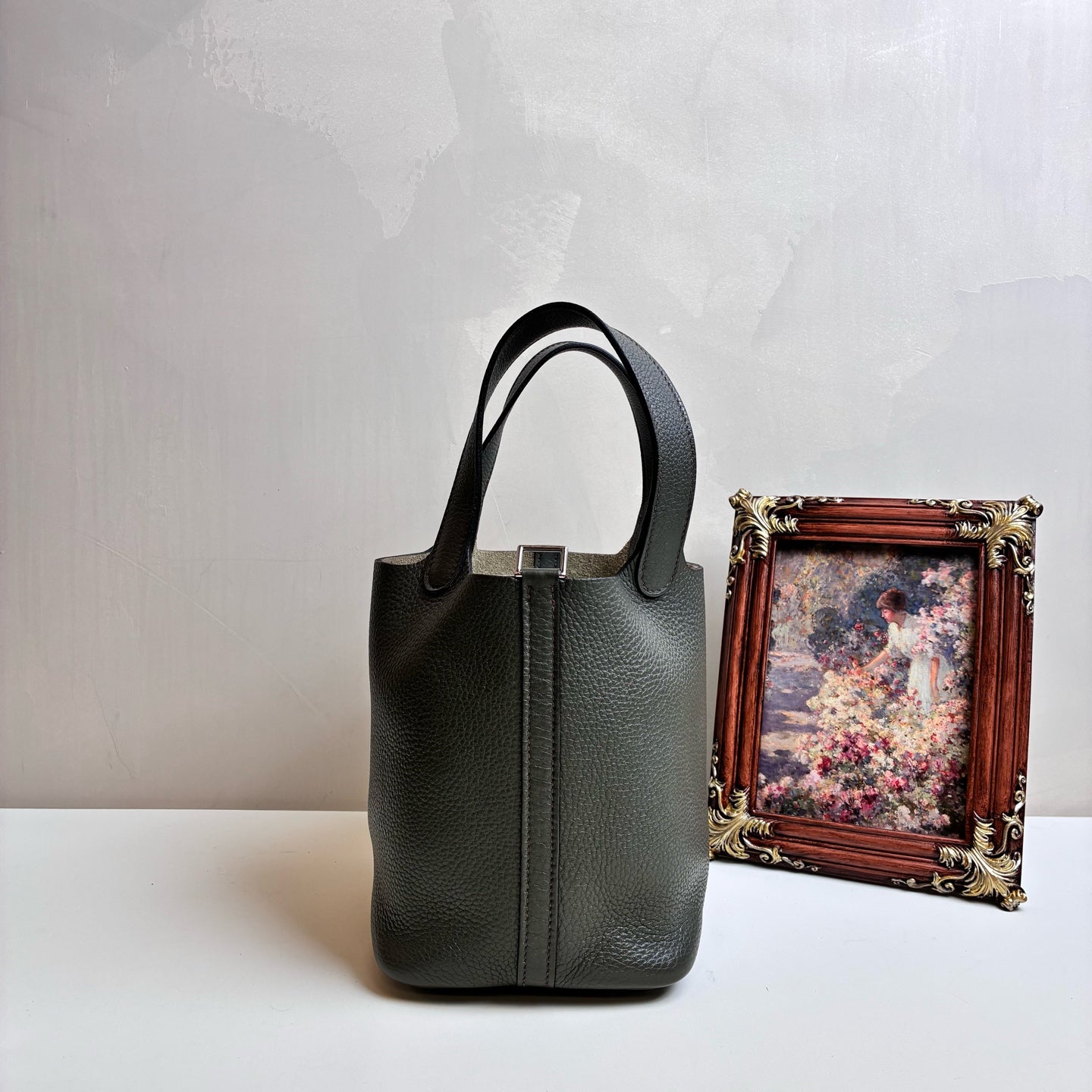 Hermes / Hermès Garden Party 18 P刻 in 99% new condition   Dimensions: 18 x 13 x 18 cm   Color: Gray Green   Includes lock