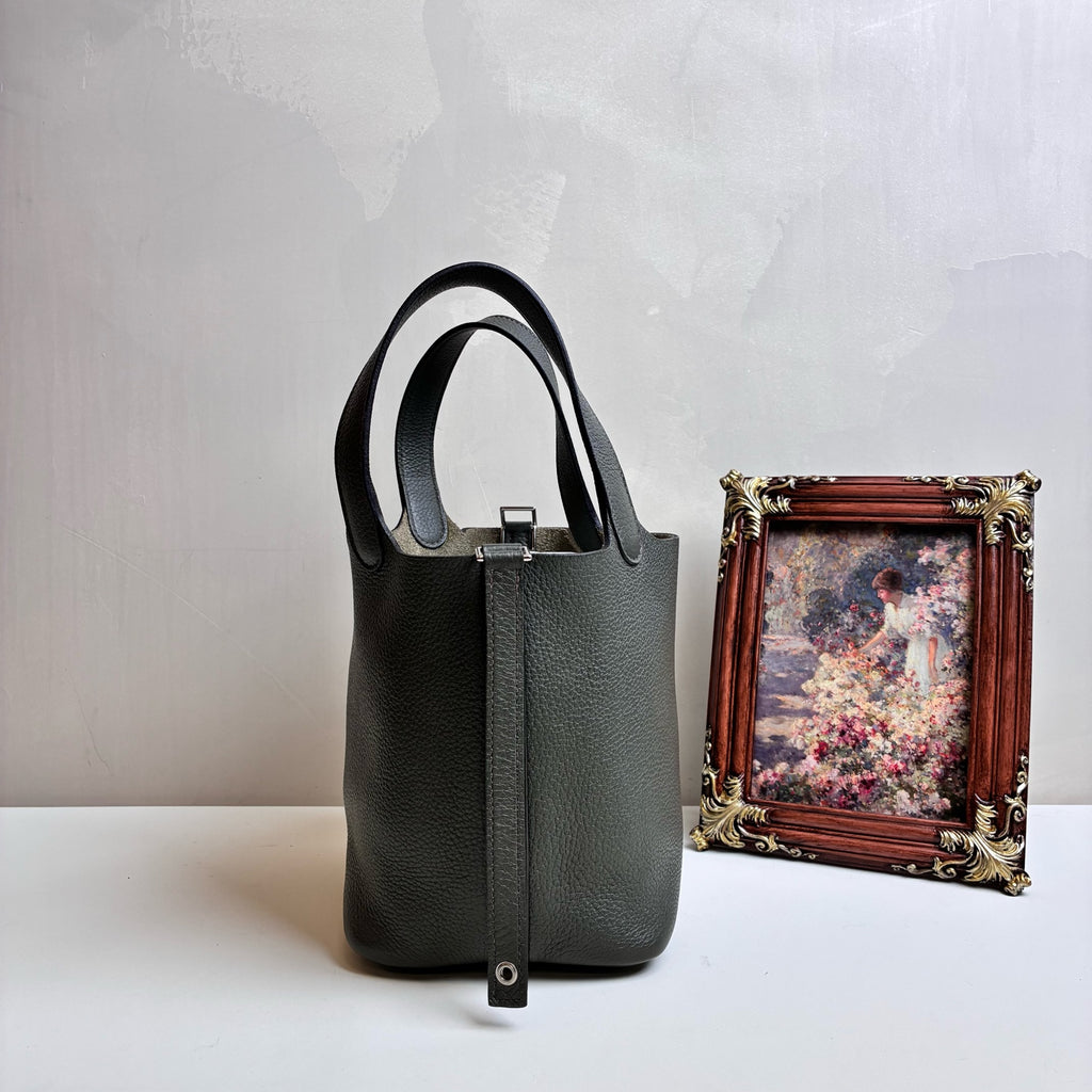 Hermes / Hermès Garden Party 18 P刻 in 99% new condition   Dimensions: 18 x 13 x 18 cm   Color: Gray Green   Includes lock
