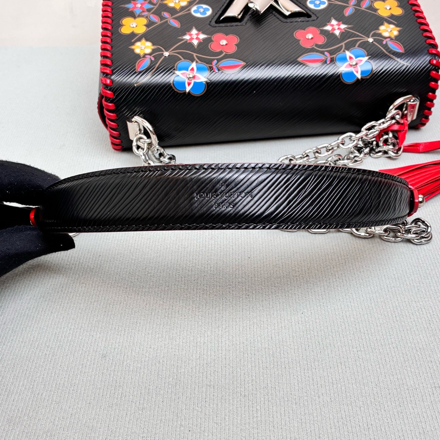 LV/Louis Vuitton Twist Series Limited Edition Crossbody Bag, Dimensions 23*16 cm.