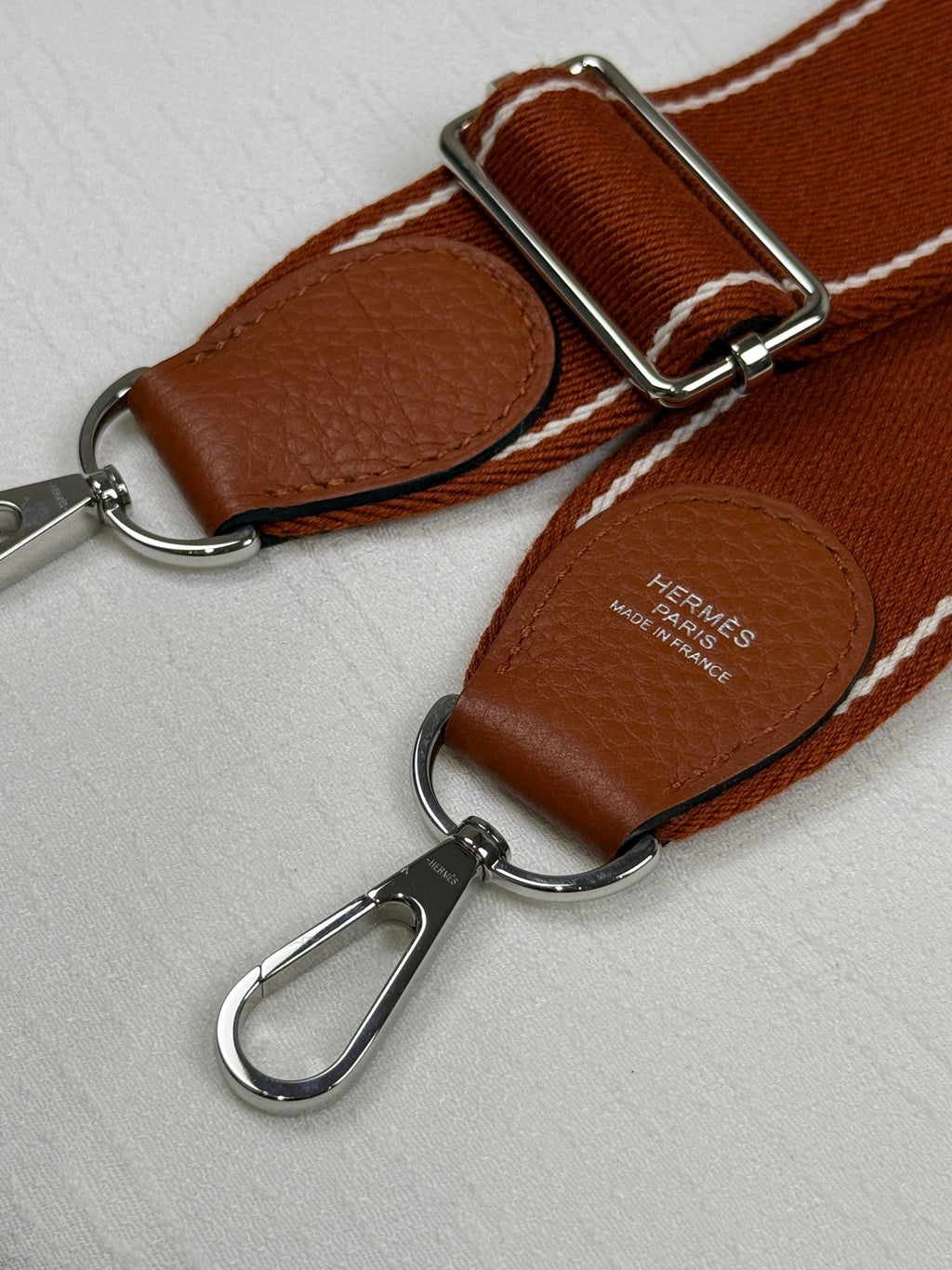 Hermès Evelyne in gold-brown Togo leather, with silver hardware. 98% new classic large H perforated logo design, accompanied by an adjustable shoulder strap.