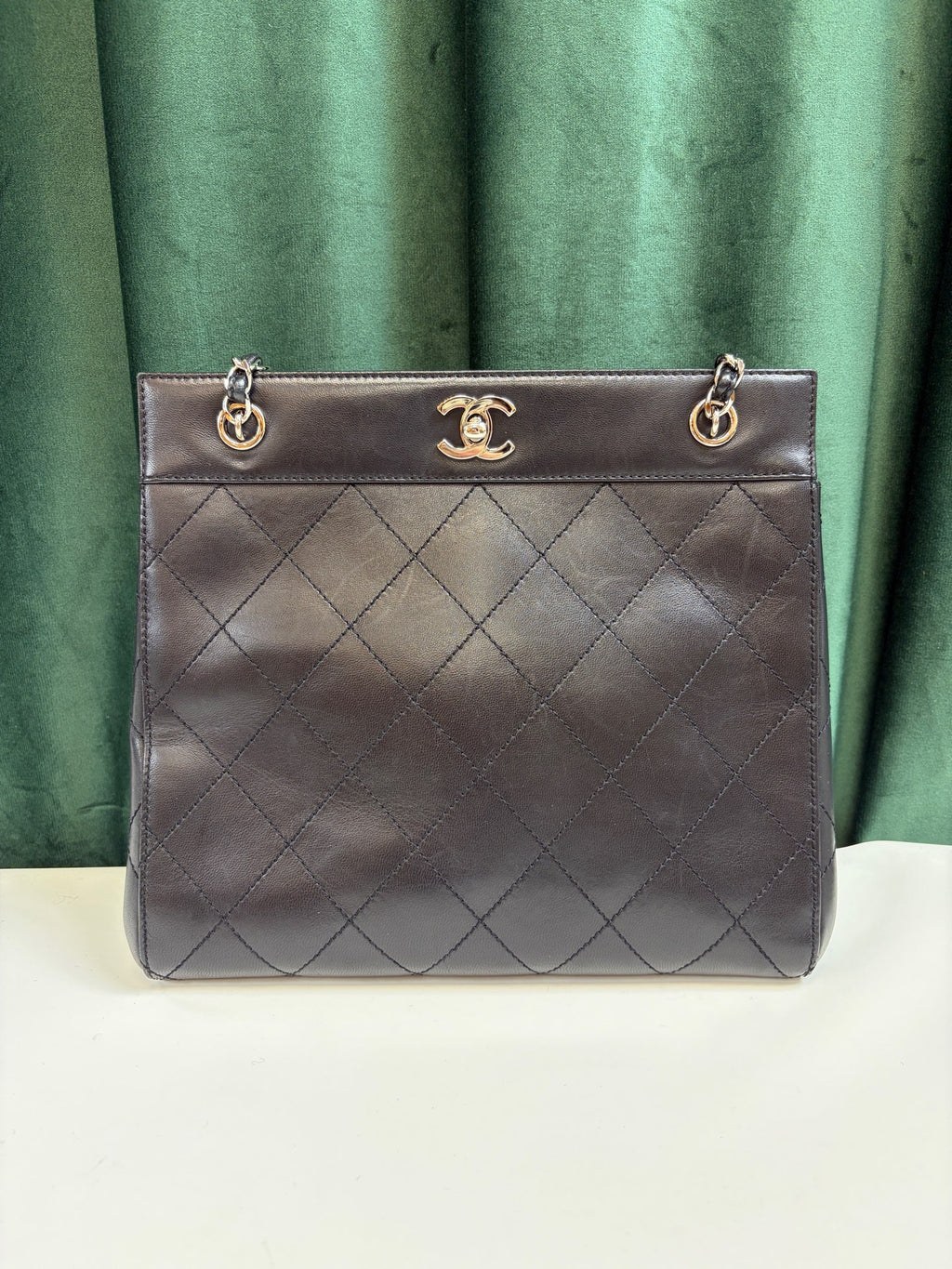 CHANEL Black and Silver Glossy Surface Piano Score Tote Chain Bag 99% New Pre-owned Bag Five Openings