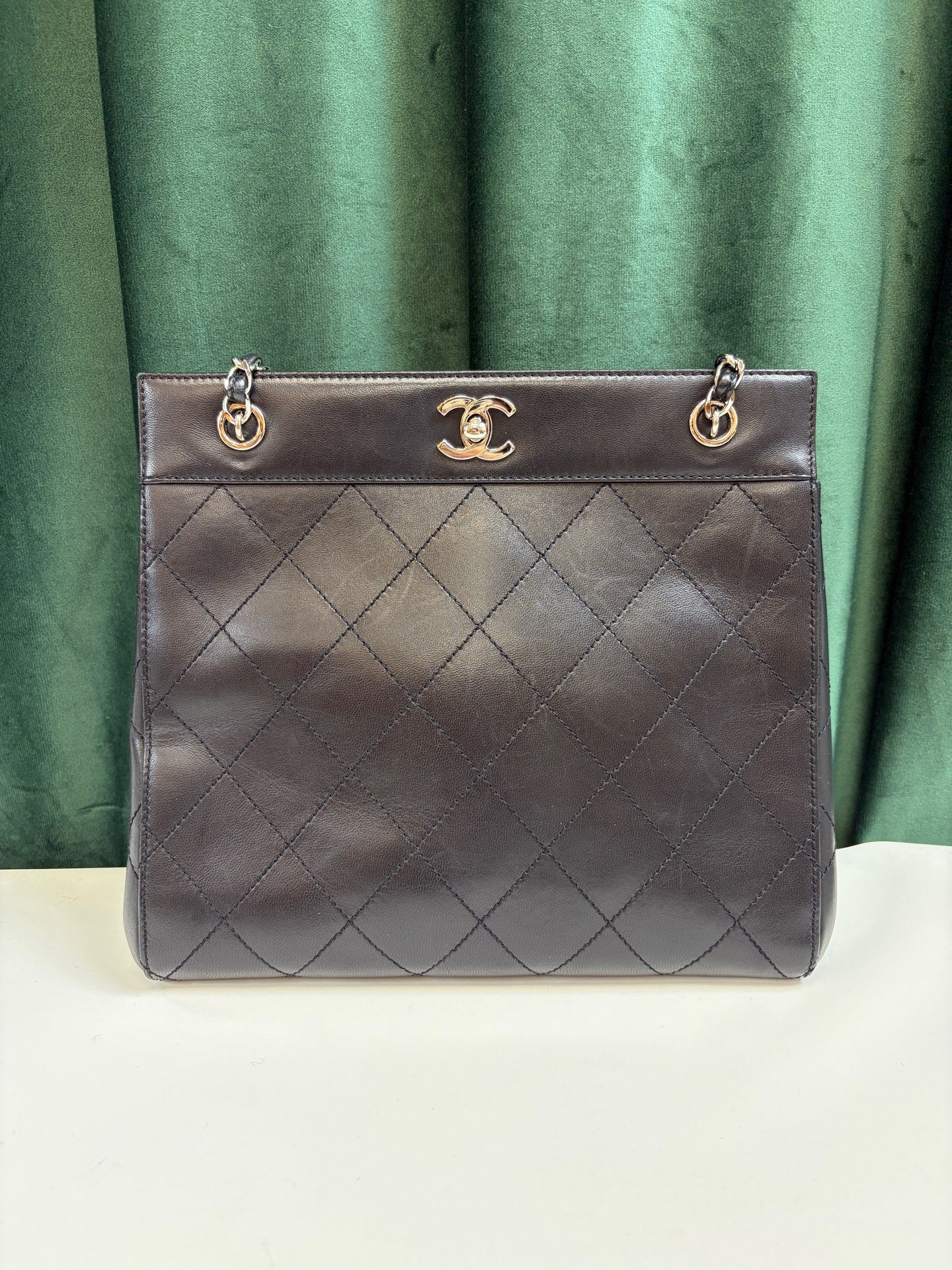 CHANEL Black and Silver Glossy Surface Piano Score Tote Chain Bag 99% New Pre-owned Bag Five Openings