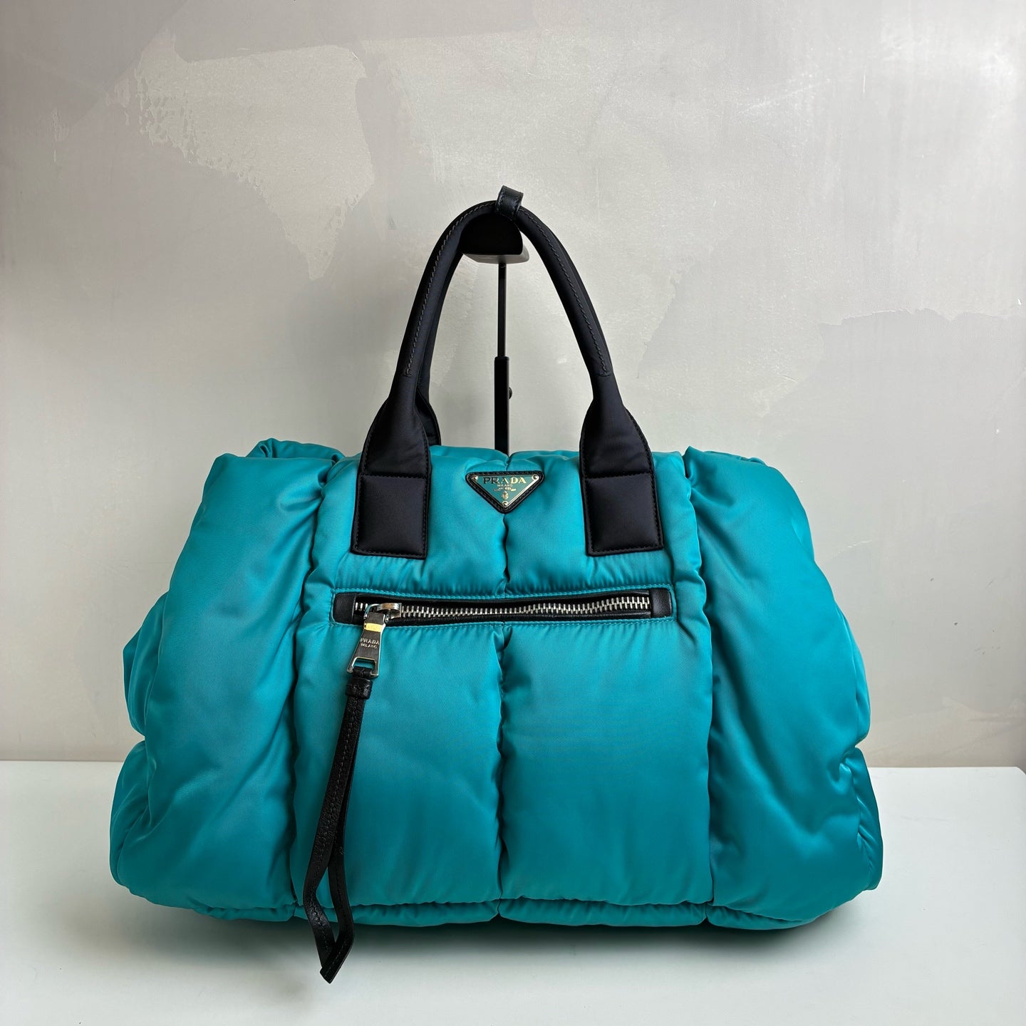 Prada Peacock Blue Bread Down Tote Bag, can be hand-held or shoulder-carried! 99% new, original price over 20,000, bottom width 31cm, top width 40cm.