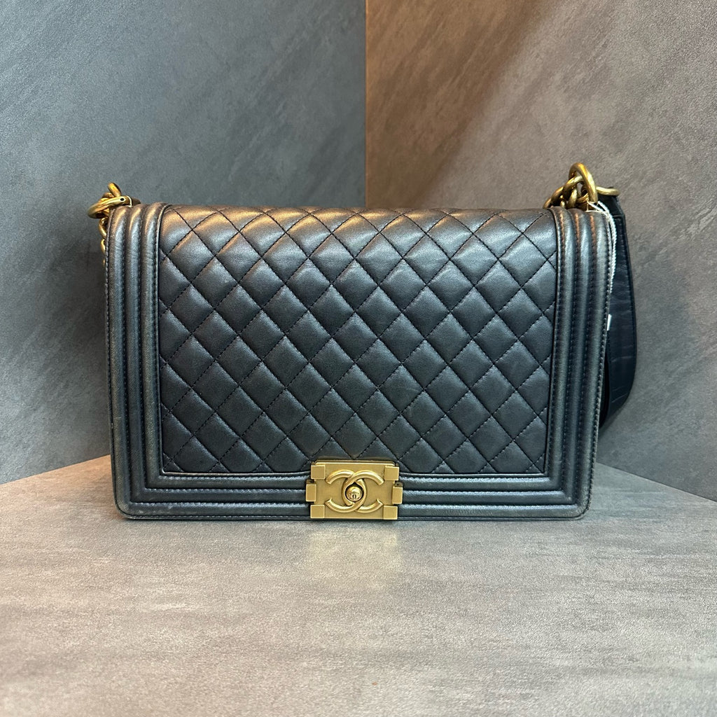 Chanel leboy medium-large size black and gold sheepskin chain bag, 19 series