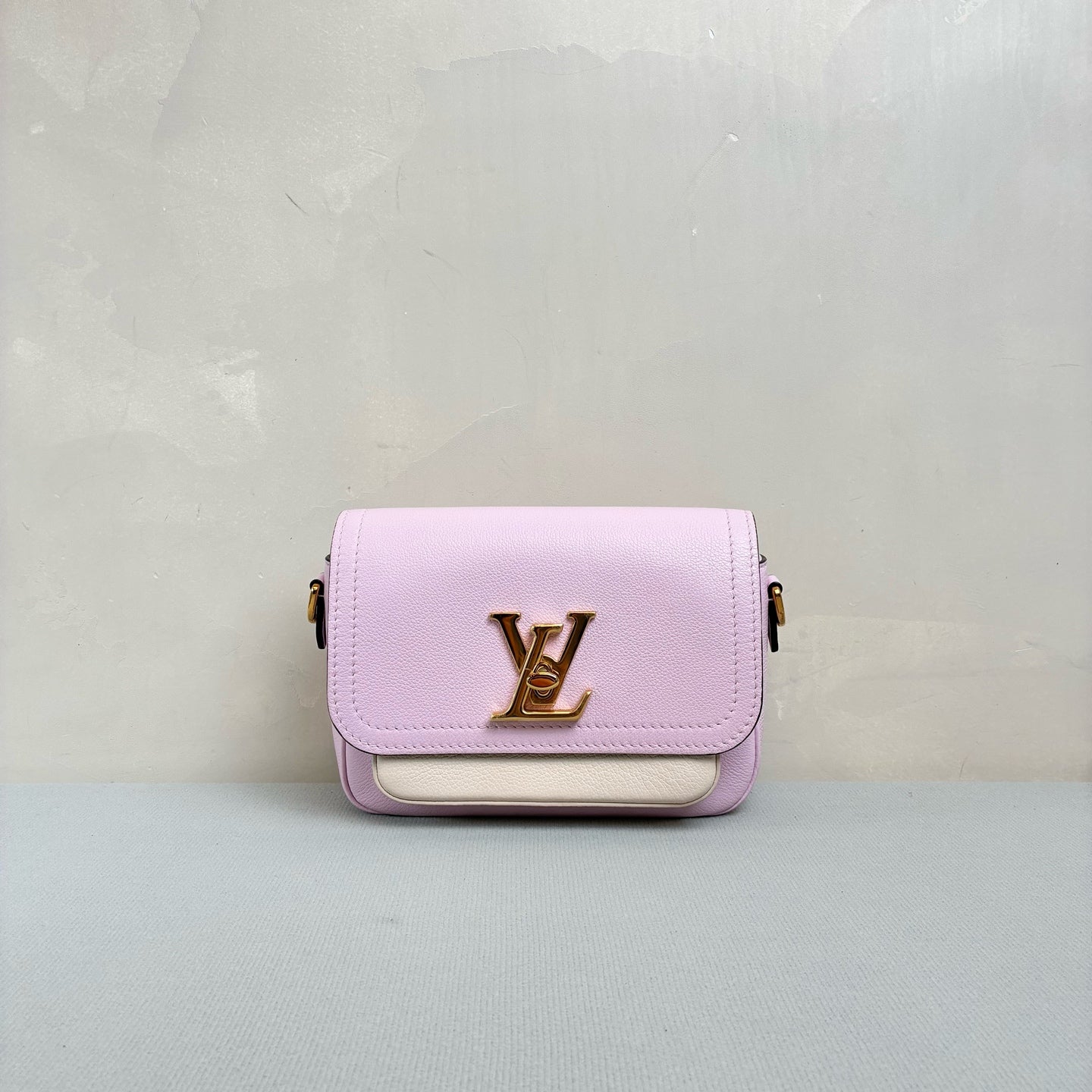 Louis Vuitton Lockme Tenger Full Leather Pink and White Messenger Bag, Single Shoulder Crossbody Bag, Convertible Double Shoulder Straps, Chip Version.