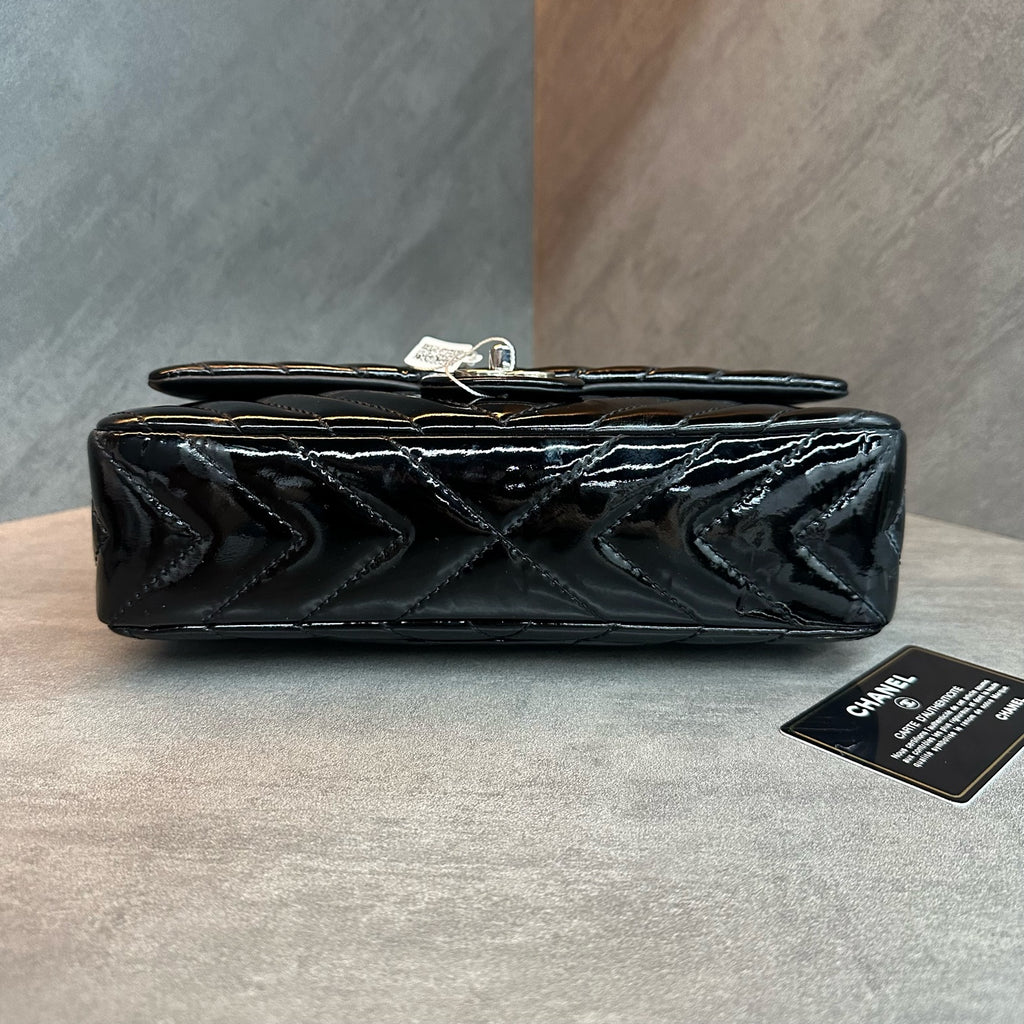 Chanel cf medium-sized black and silver V-patterned patent leather chain bag, 13 pieces with strap card