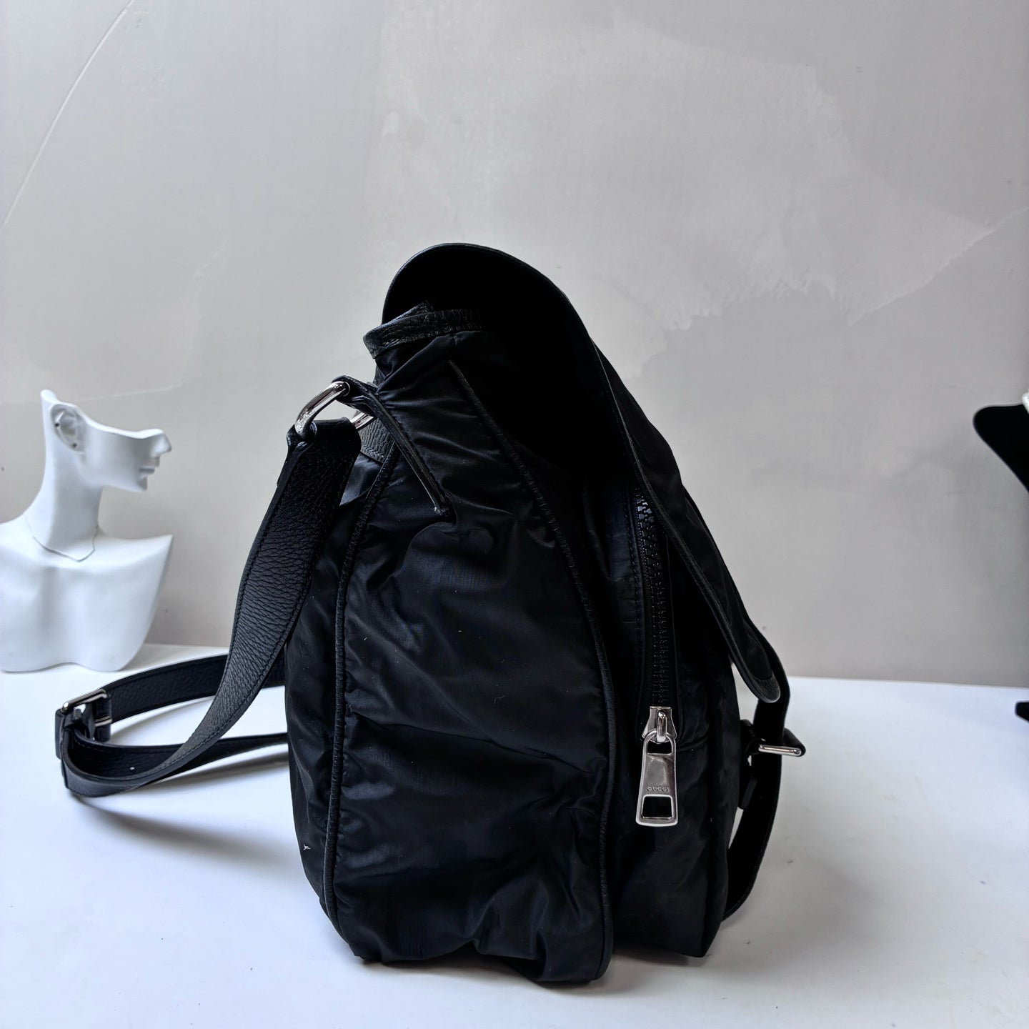 GUCCI Flower Print Messenger Crossbody Bag Shoulder Bag Like New 99% New Length 35cm Black Nylon Material