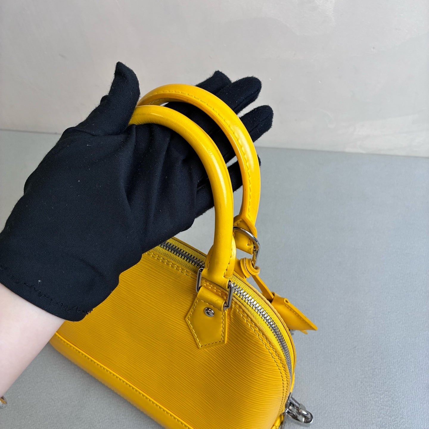 LV/Louis Vuitton Yellow Ripple Leather Shell BB Size 24*17.5 Year 2013 98% new One lock with two keys