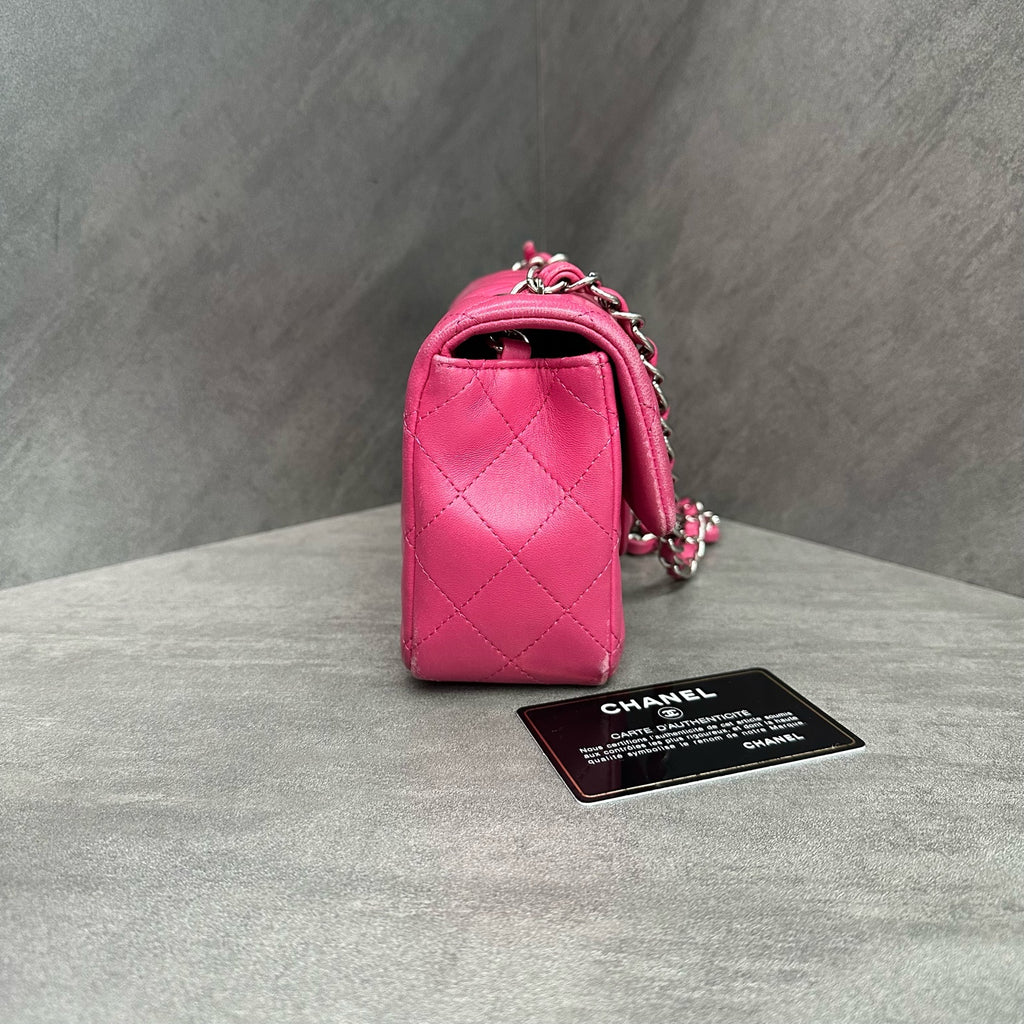 Chanel cf Large mini pink and silver sheepskin chain bag, 19 opening strap card bag type, three-dimensional inside clean