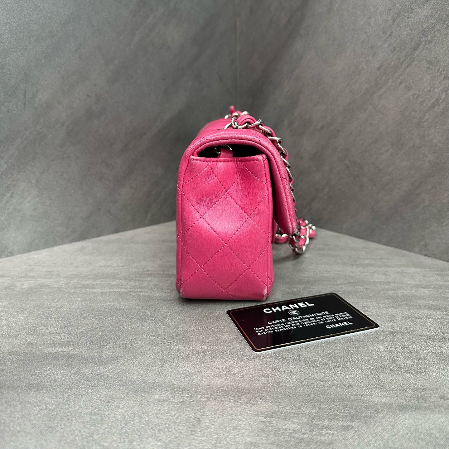 Chanel cf Large mini pink and silver sheepskin chain bag, 19 opening strap card bag type, three-dimensional inside clean