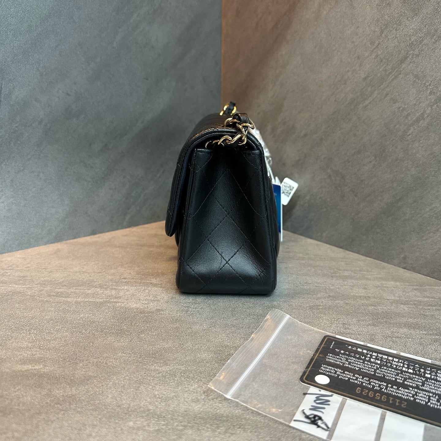 Chanel cf Fang Fattie Black Gold sheepskin chain Bag 21 opening with strap card