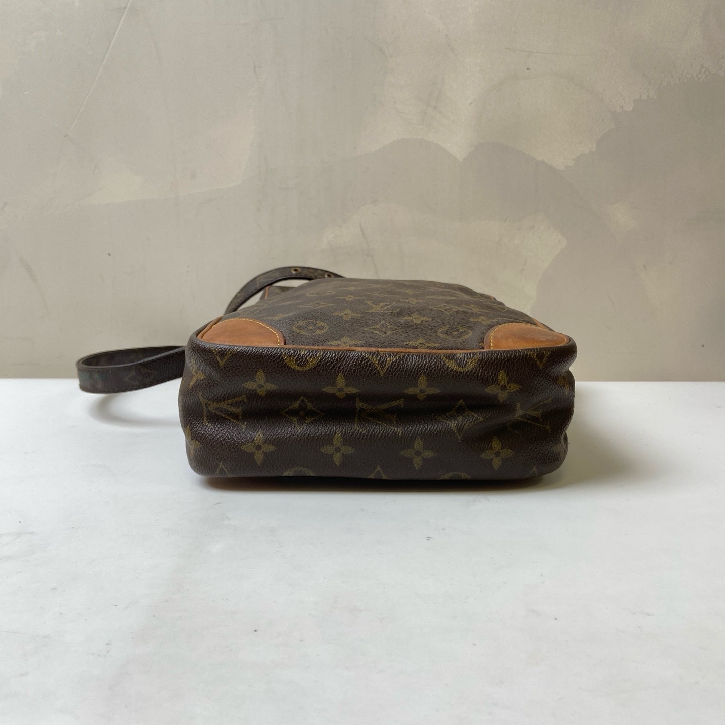 LV/Louis Vuitton 92 Vintage Monogram Crossbody Bag Camera Bag Pre-owned Size: 28×22 Coated Canvas