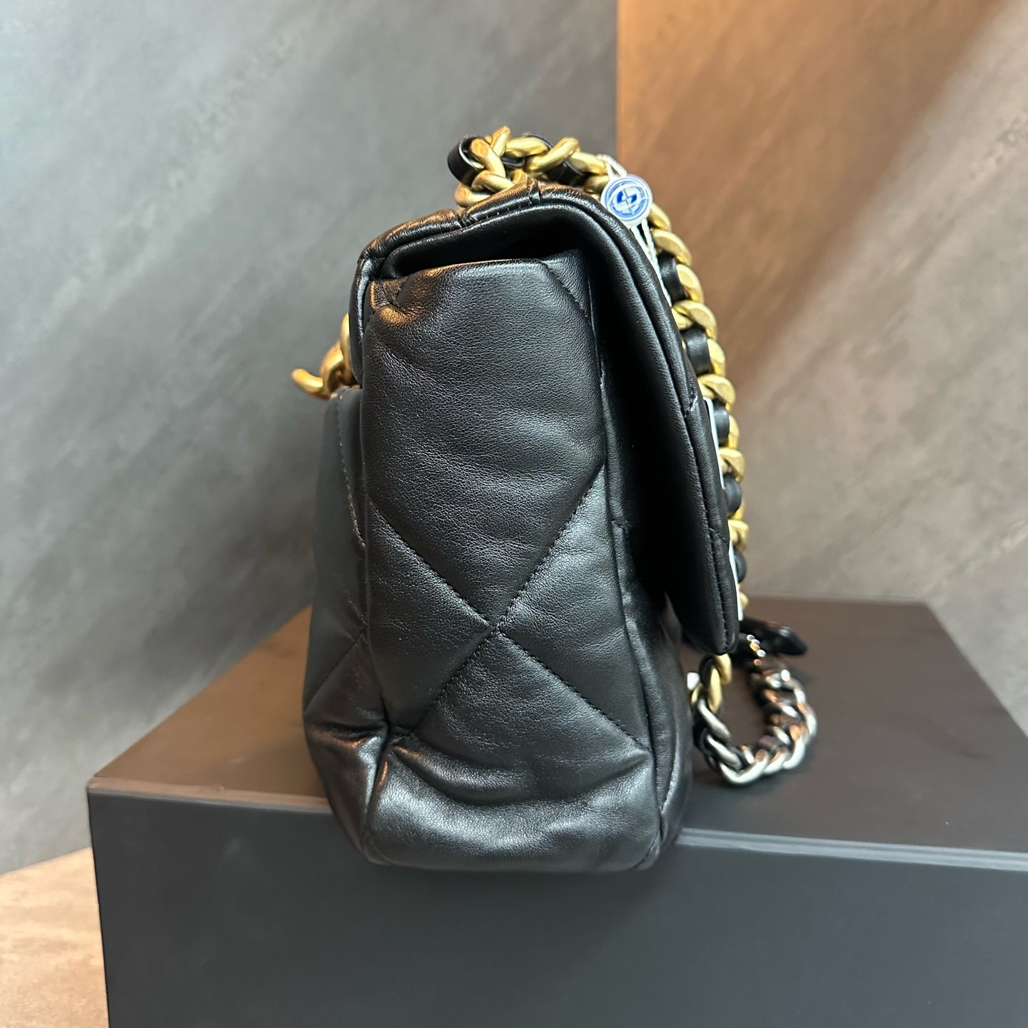Idle new Chanel 19bag, medium-sized chip black gold sheepskin bag style, top-quality, clean inside, complete original color