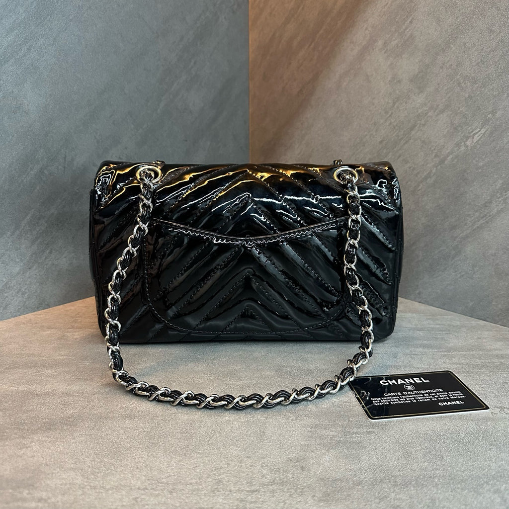Chanel cf medium-sized black and silver V-patterned patent leather chain bag, 13 pieces with strap card