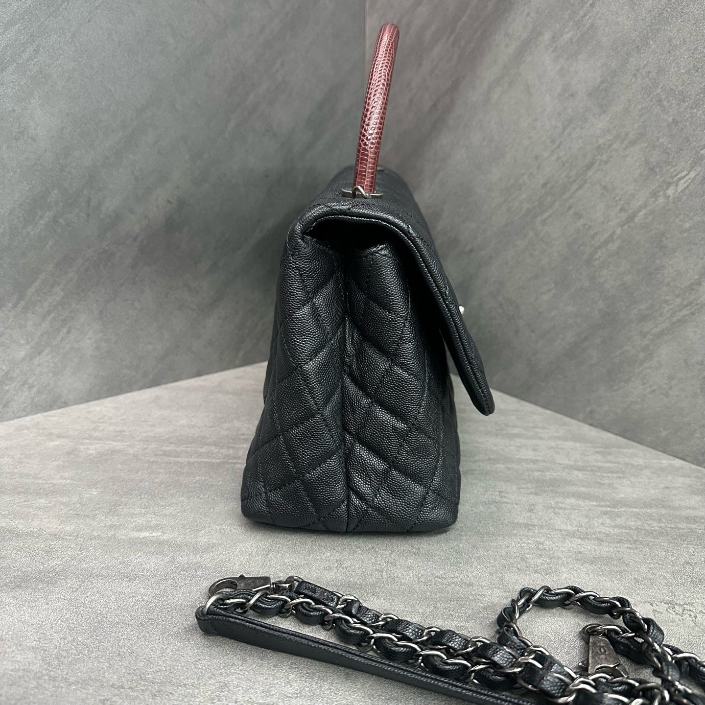 CHANEL black and gold cocohandle, lychee peel gold buckle handbag, Red Lizard handle crossbody bag, 23mo