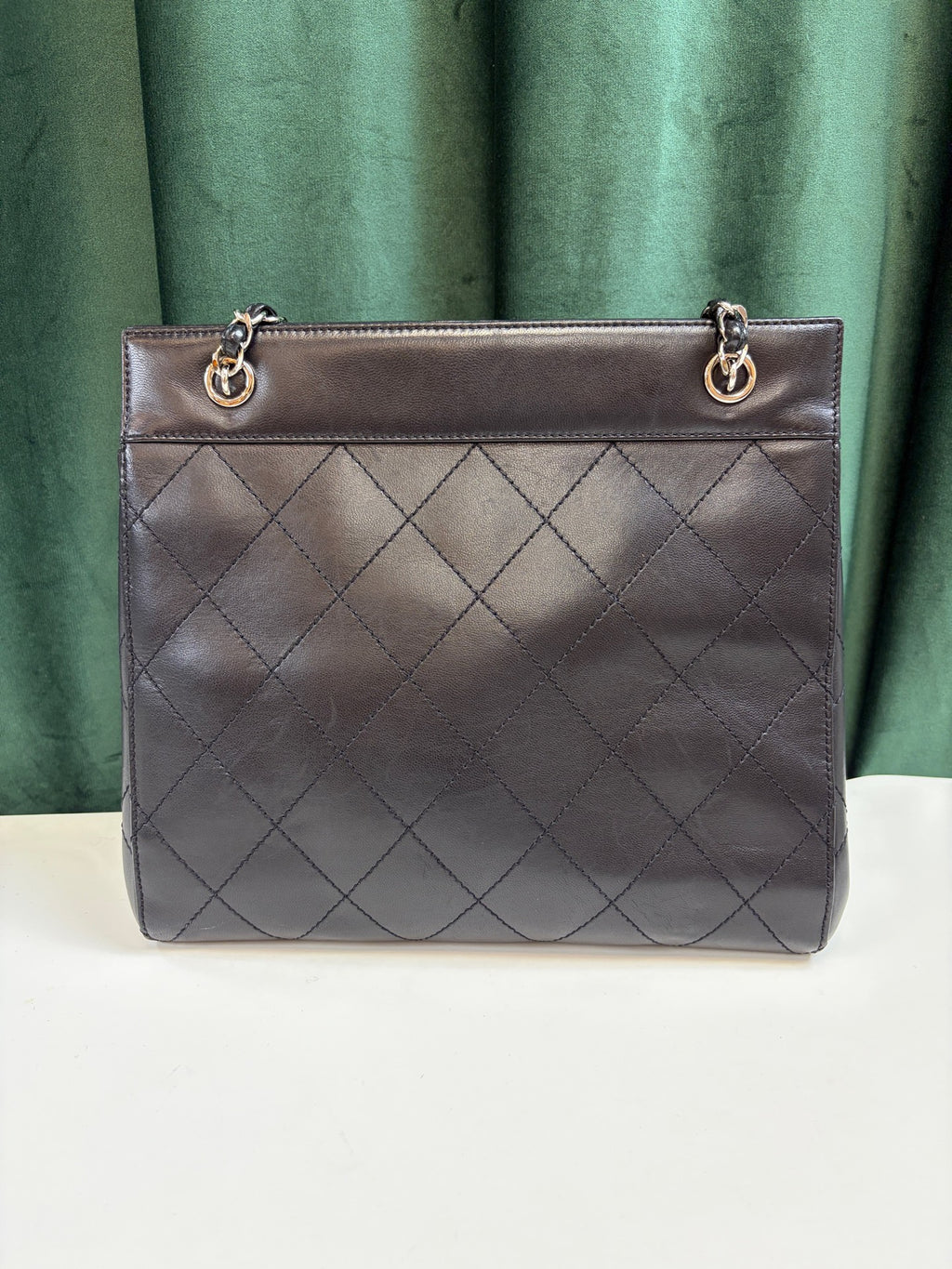 CHANEL Black and Silver Glossy Surface Piano Score Tote Chain Bag 99% New Pre-owned Bag Five Openings