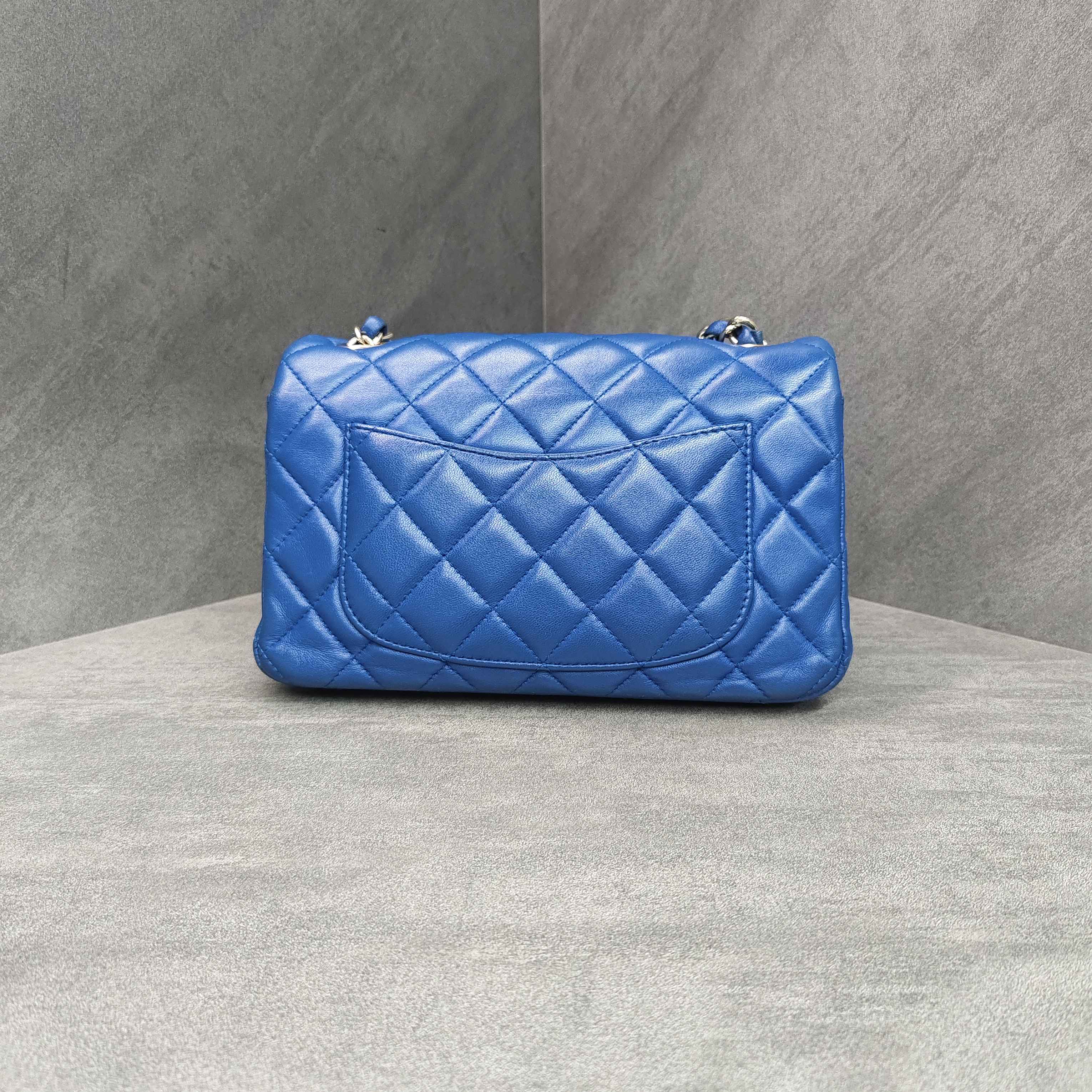 Chanel CF Large Mini Blue Gold Lambskin Chain Bag 24K Bag Shape Three-dimensional Interior Clean
