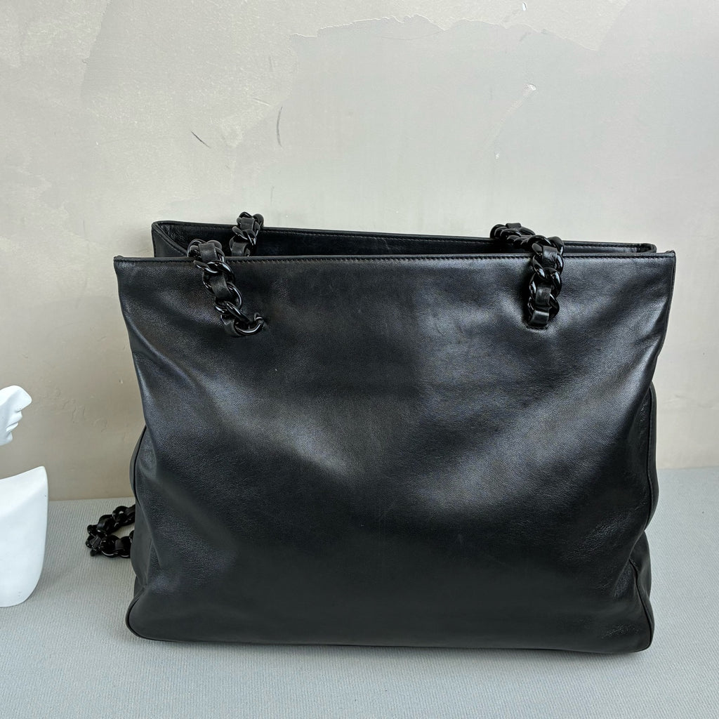 98% New PRADA Black Chain Handbag, Made in Italy from Black Leather. The chain shoulder strap is very textured, with a large capacity, perfect for everyday outings.
