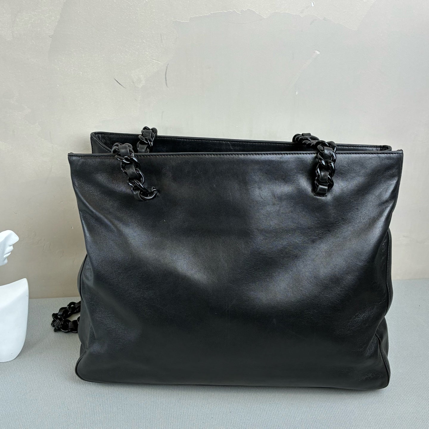 98% New PRADA Black Chain Handbag, Made in Italy from Black Leather. The chain shoulder strap is very textured, with a large capacity, perfect for everyday outings.