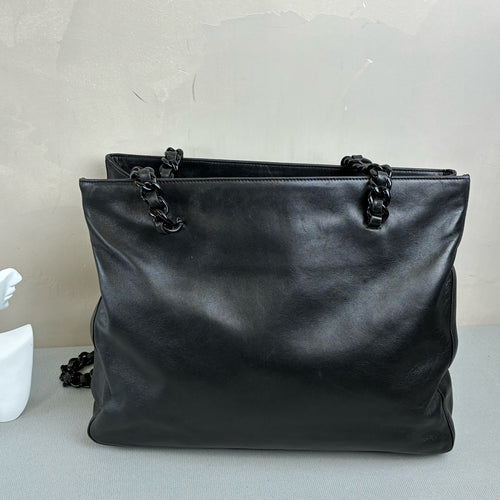 98% New PRADA Black Chain Handbag, Made in Italy from Black Leather. The chain shoulder strap is very textured, with a large capacity, perfect for everyday outings.