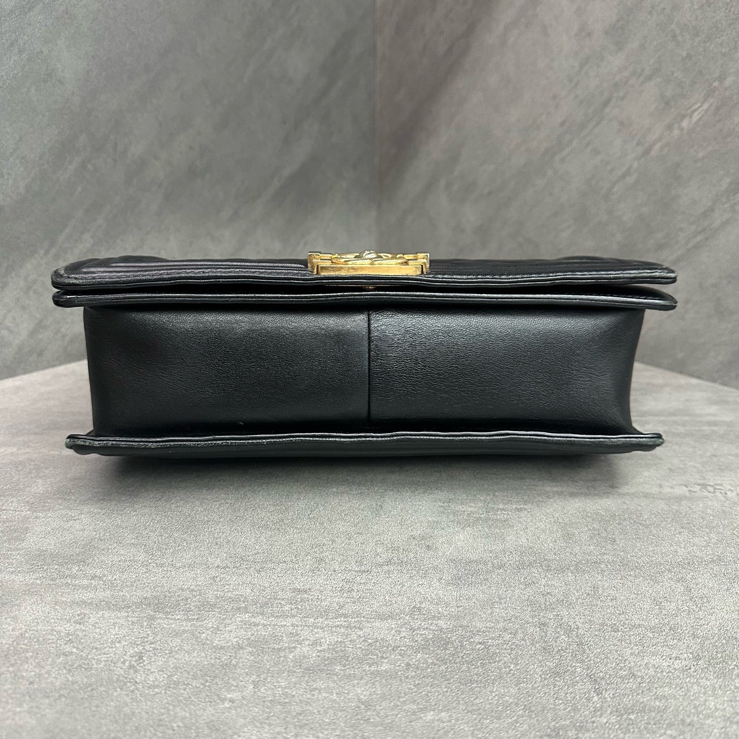 Chanel Leboy medium-large size black gold lambskin chain bag, 19-series serial number, structured shape, clean interior