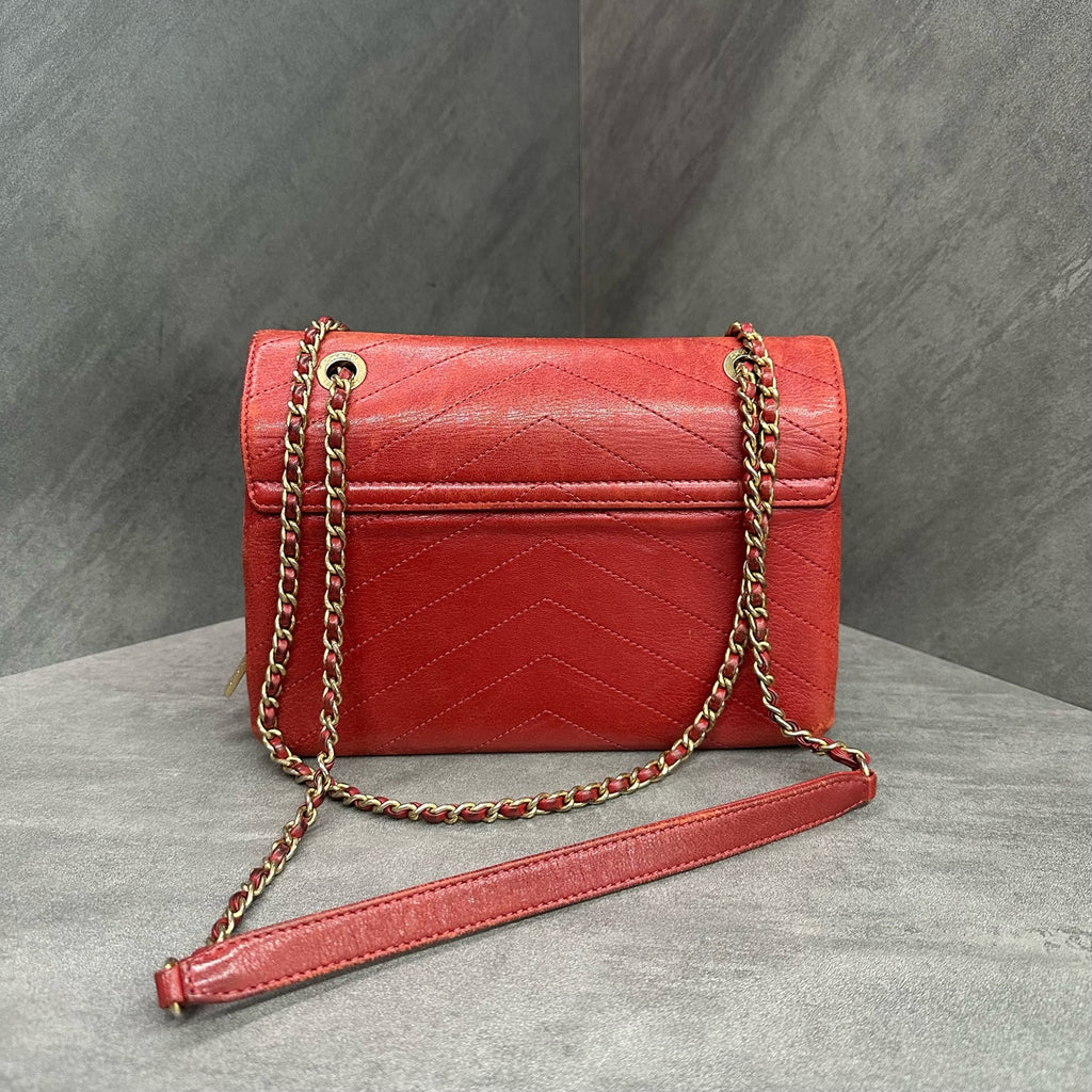 Chanel V-patterned envelope in red cowhide, 25 kai