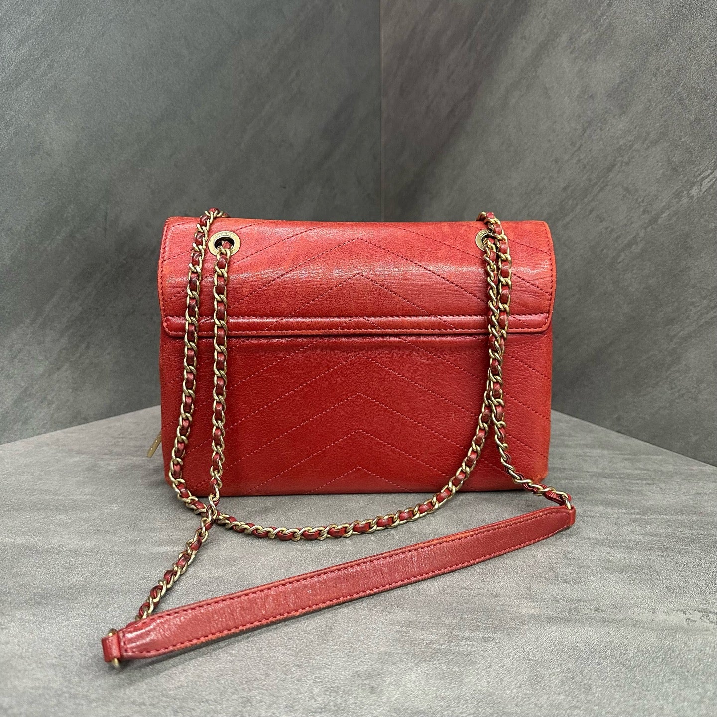Chanel V-patterned envelope in red cowhide, 25 kai