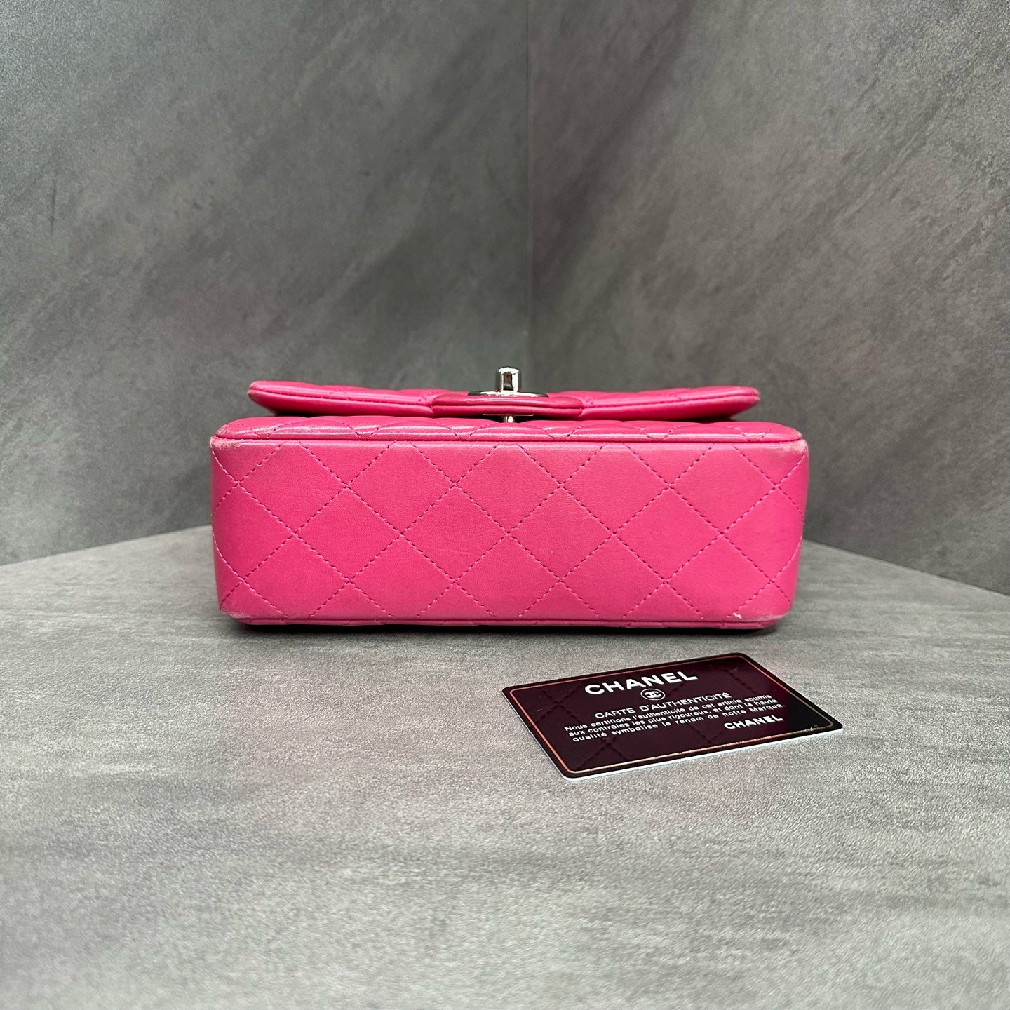 Chanel cf Large mini pink and silver sheepskin chain bag, 19 opening strap card bag type, three-dimensional inside clean