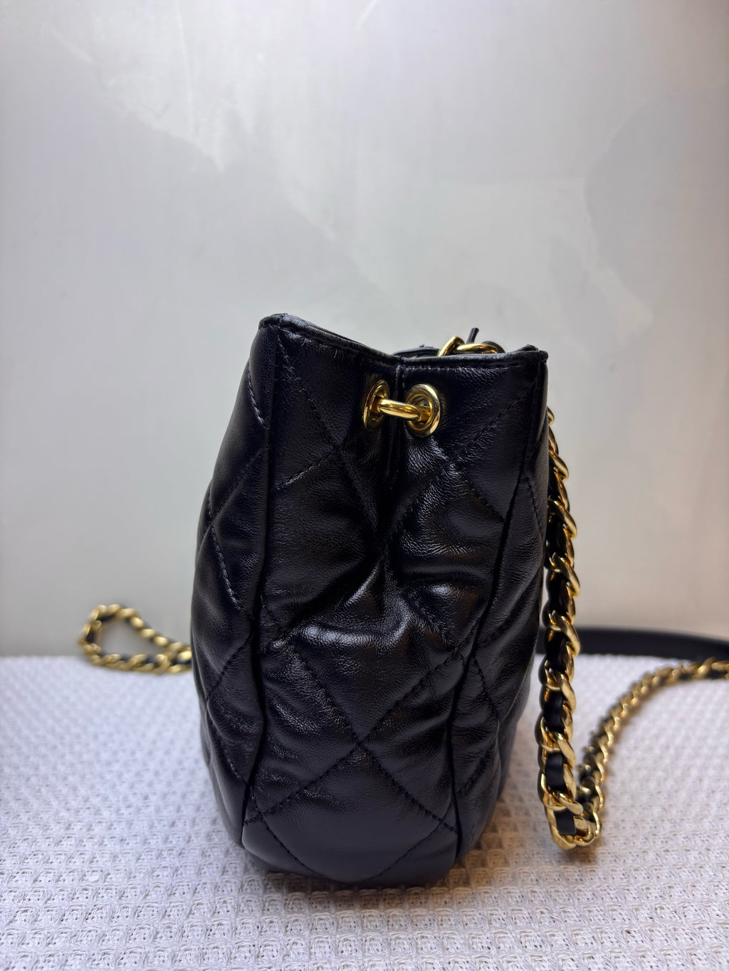 Chanel 22B Wanderer Small Shoulder Crossbody Bag Black Gold Lambskin Chip Version / 21*16