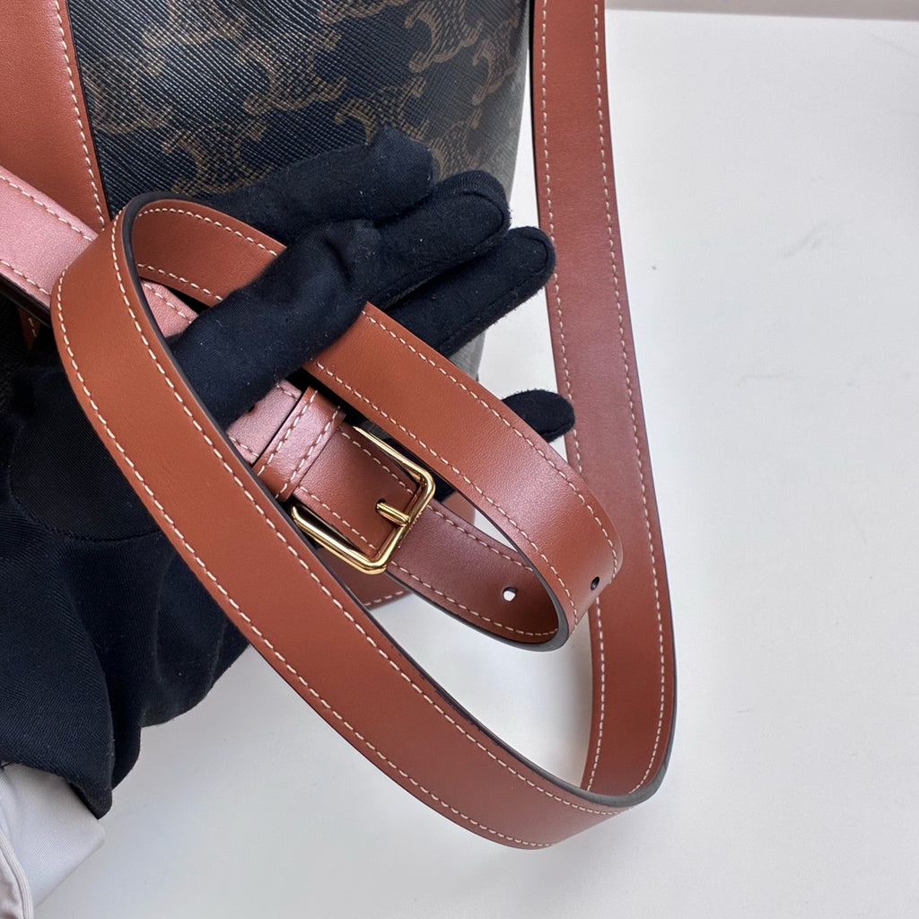 Celine Vintage Bucket Bag Shoulder Bag 99% New Size: 18x22 Leather Material