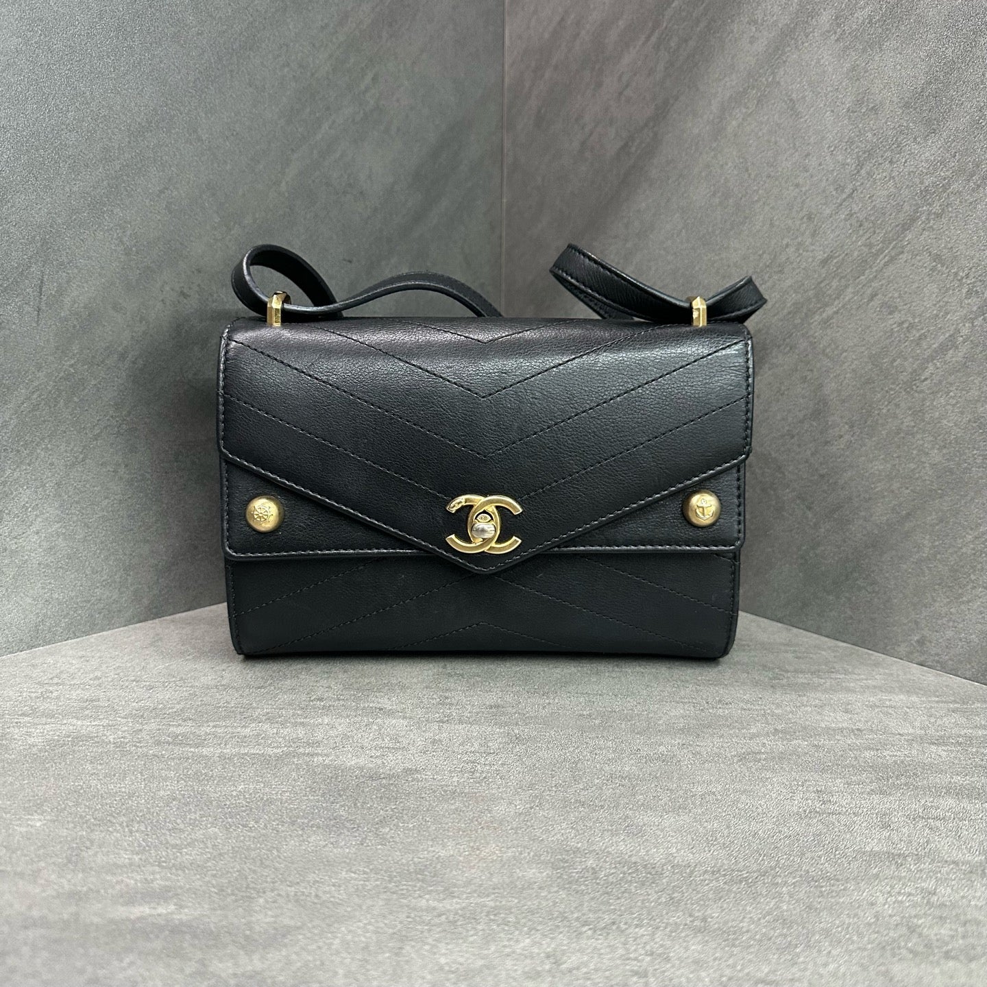 Chanel Black Gold V-Pattern Cattlehide Messenger Bag Envelope Bag 27 Opening