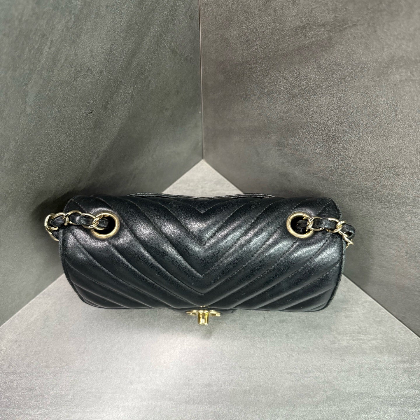 Chanel /Chanel Black gold V-patterned sheepskin large mini chain crossbody bag, 26 kai