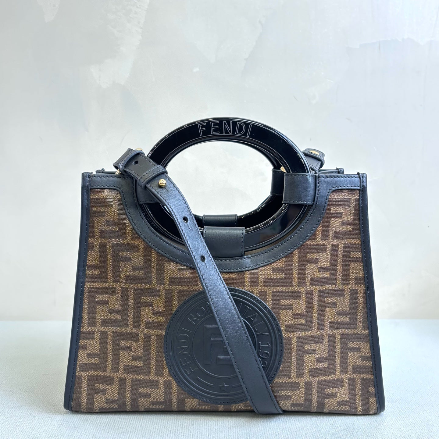 Fendi runway tote bag size 28*21, like new condition.
